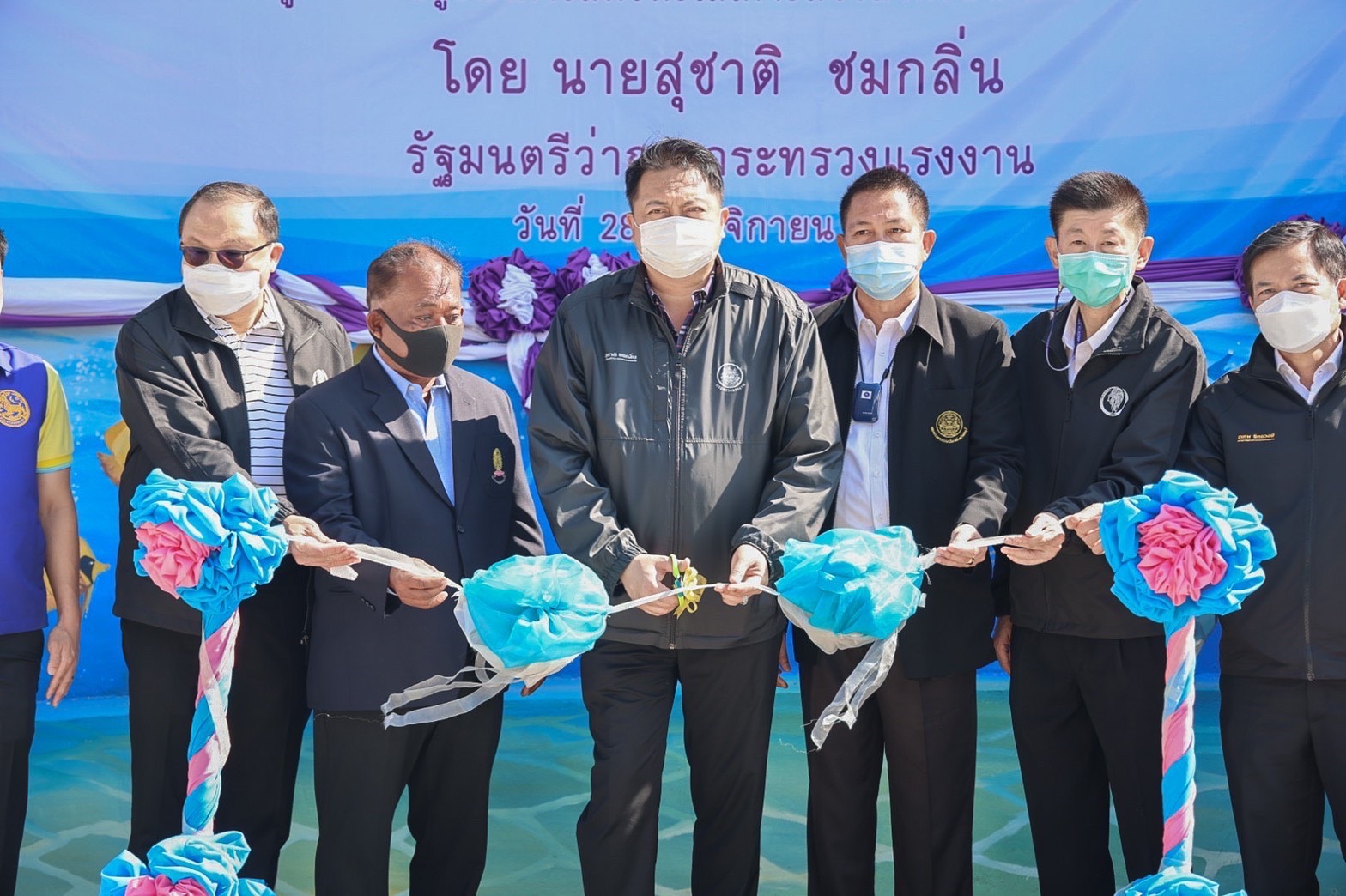 รมว.สุชาติ ขับเคลื่อนโมเดลใหม่ BCG สร้าง ศก.ฐานราก ฝึกทักษะทำกระชังปลาทะเลควบขายออนไลน์