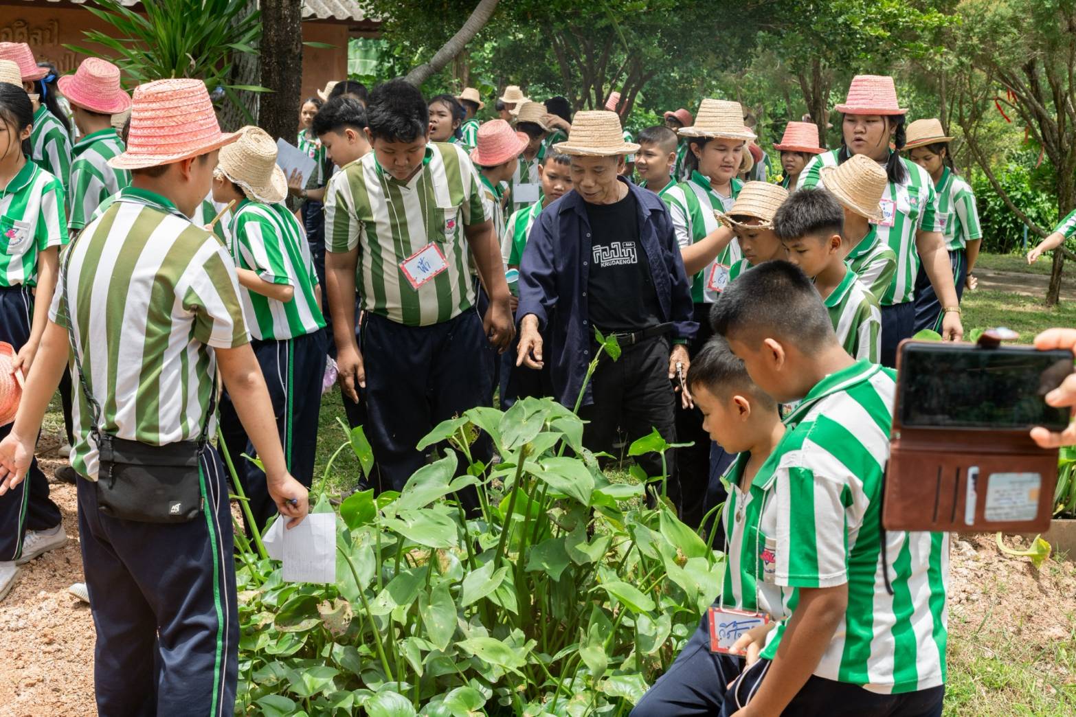 ศูนย์เรียนรู้เศรษฐกิจพอเพียงบ้านทุ่งศิลป์ครูแดง เปิดบ้านรับครู-นักเรียน 109 คน เรียนรู้ “อยู่อย่างพอเพียง”