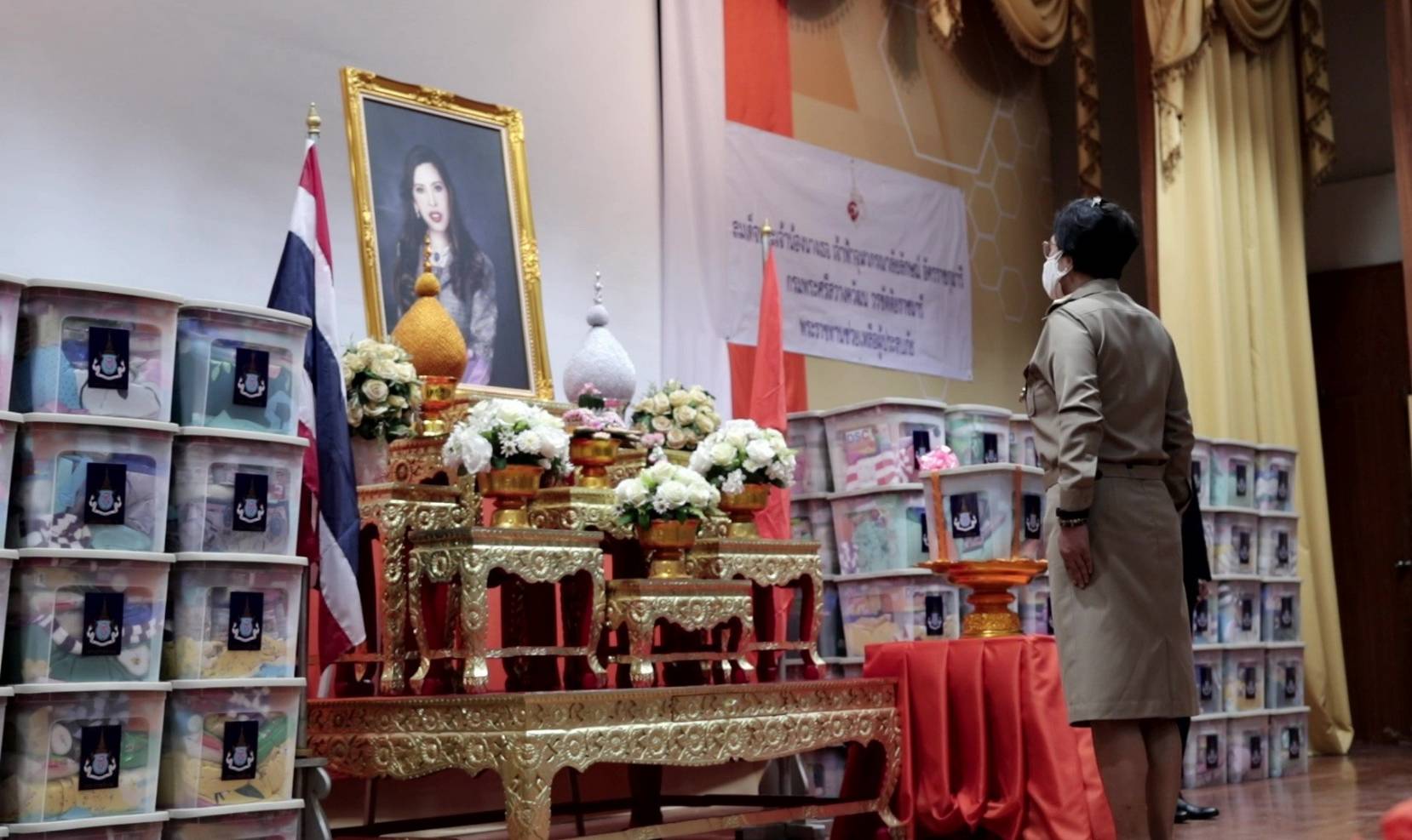สถาบันวิจัยจุฬาภรณ์มอบสิ่งของพระราชทาน  แก่ผู้ที่ได้รับผลกระทบจากโรคระบาดในสุกรพื้นที่สระบุรี