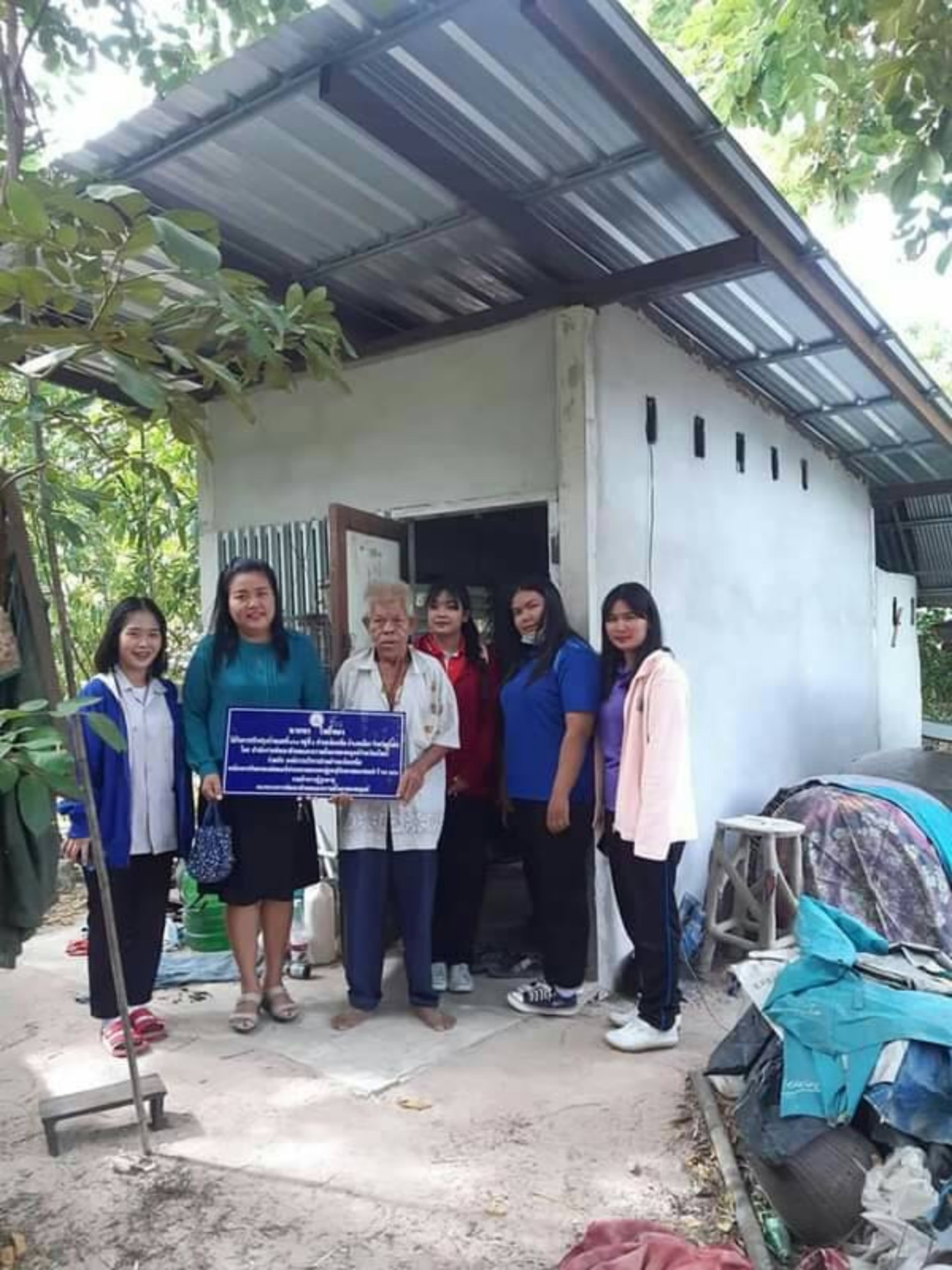อบต.ค้อเหนือปรับปรุงซ้อมแซมบ้านผู้สูงอายุเพื่อความปลอดภัยในชีวิตและทรัพย์สิน