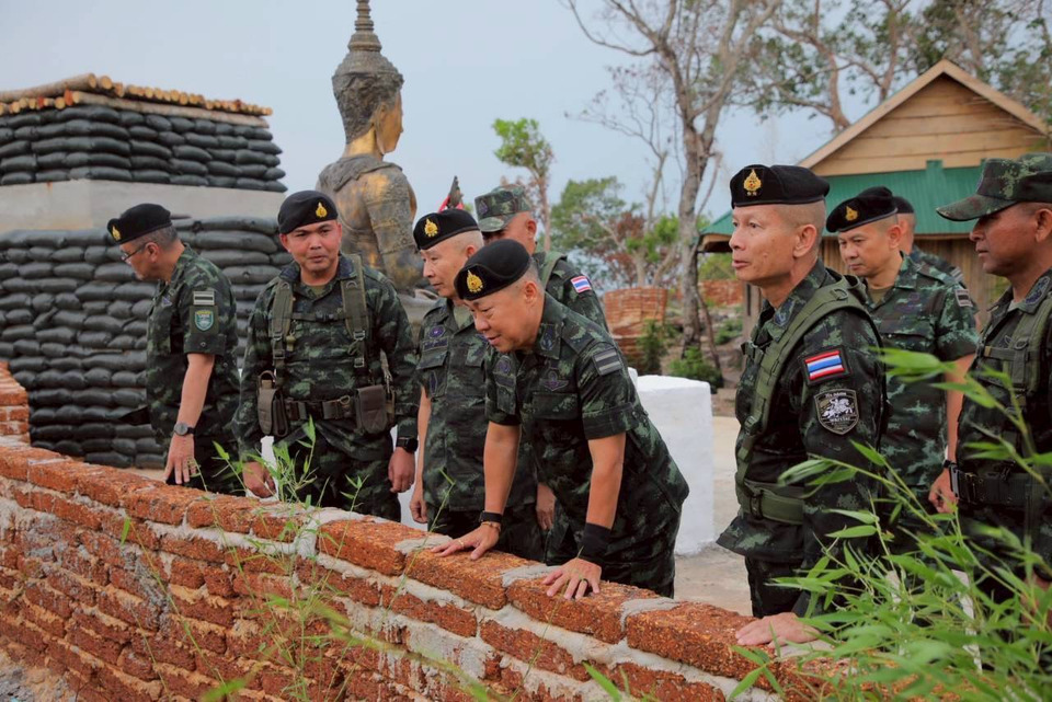 เตรียมสร้างแนวรั้วแรก อิสานใต้!“เสธ.ทบ.” พร้อม “แม่ทัพภาค2”ลงพื้นที่ ตรวจแนว สร้าง “แนวป้องกันเพื่อความมั่นคง” 