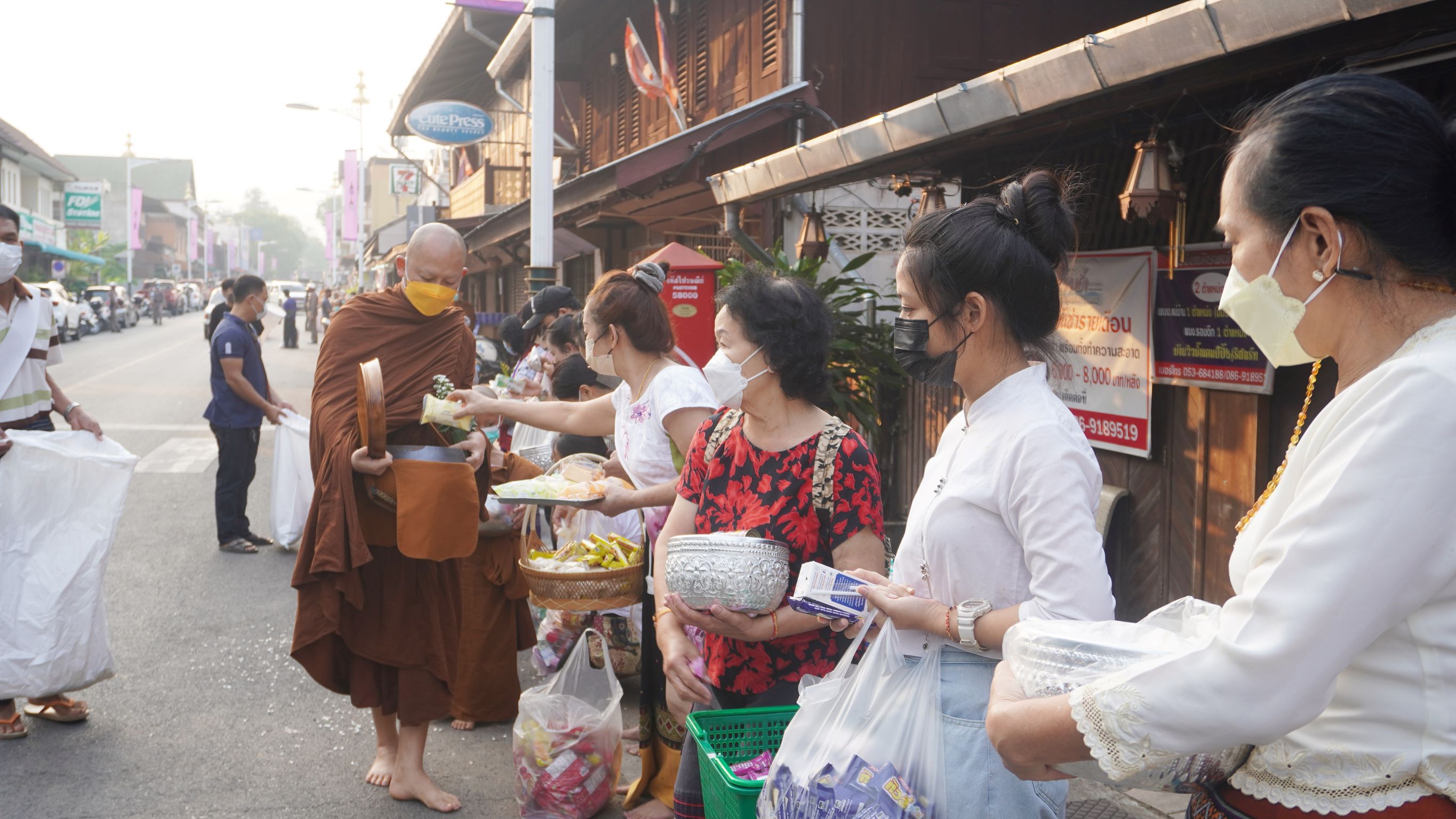 'วัดภูสมณาราม' นำพระสงฆ์-สามเณร 64 รูป รับบิณฑบาต  สร้างกำลังใจให้ชาวแม่ฮ่องสอนในห้วงเทศกาลสงกรานต์
