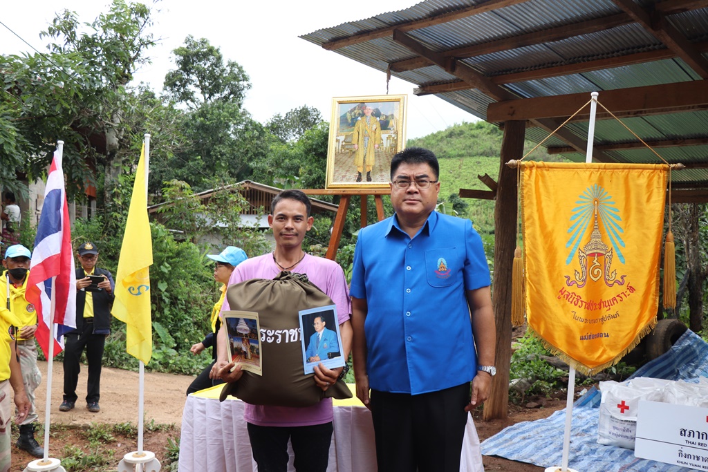 ผู้ว่าฯแม่ฮ่องสอน เชิญสิ่งของพระราชทานมูลนิธิราชประชานุเคราะห์มอบแก่ราษฎรที่ประสบอุทกภัยพื้นที่ อ.ขุนยวม 