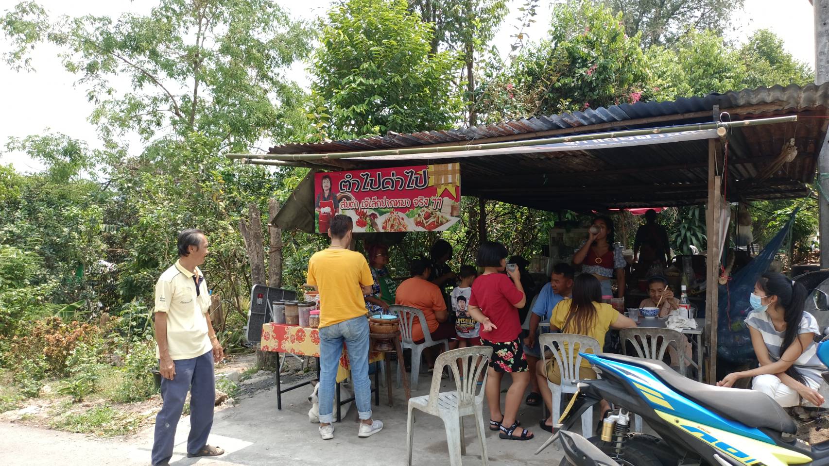 นครนายกเหลือเชื่อ! ร้าน"ส้มตำปากหมา"ตำไปด่าไปลูกค้าไม่โกรธ​ พากันมาซื้อแน่นร้าน