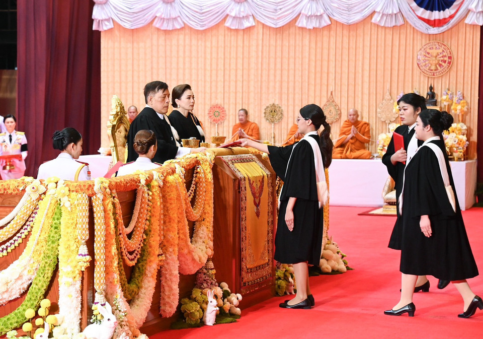 ในหลวง–พระราชินี เสด็จฯ พระราชทานปริญญาบัตร “ธรรมศาสตร์” ปีการศึกษา 2567 วันแรก