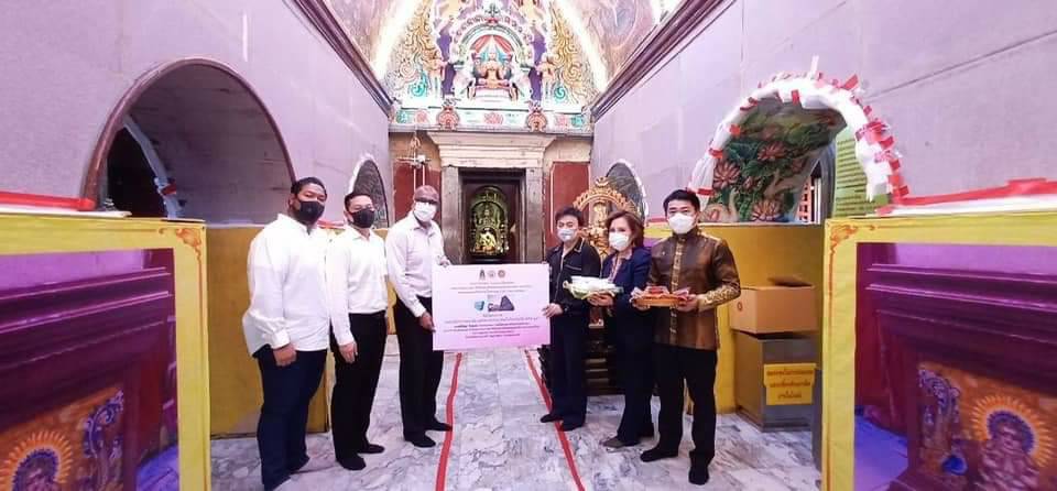 สาวใจบุญ! "คุณพีช สุพิชญา" ร่วมบุญกับ "กรมการศาสนา" ถวายหน้ากากอนามัย ที่วัดแขกสีลม