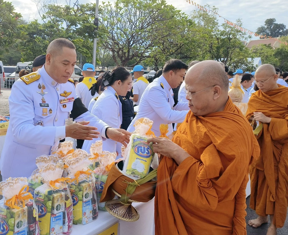 นครปฐมจัดพิธีเฉลิมพระเกียรติ ร.6–สมเด็จฯ เพชรรัตน์ ครบ 100 ปี นายกฯ นำวางพวงมาลา-ตักบาตร 100 รูป 