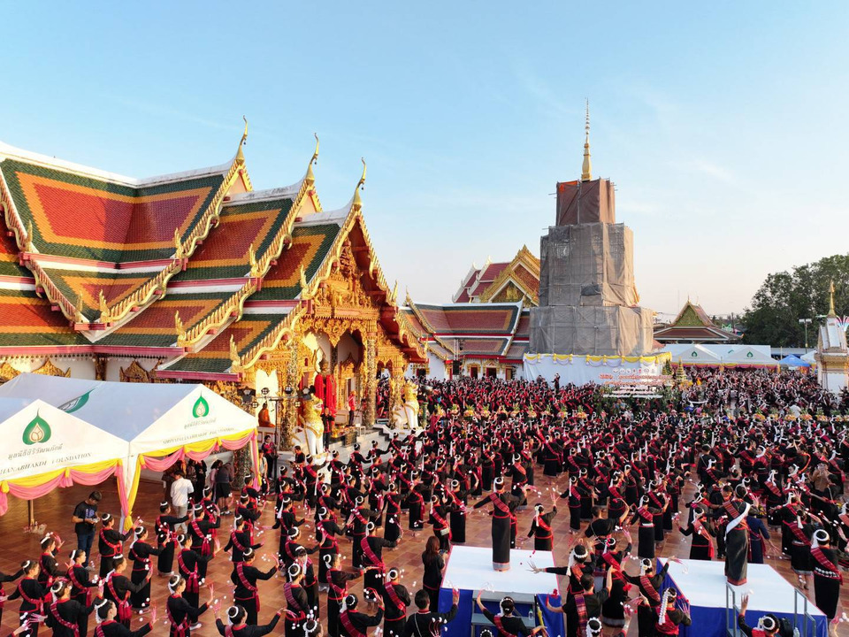 สกลนครจัดใหญ่! งานพระธาตุเชิงชุม ครั้งที่ 74 นางรำภูไท 10,000 คน ร่วมถวายบูชา 