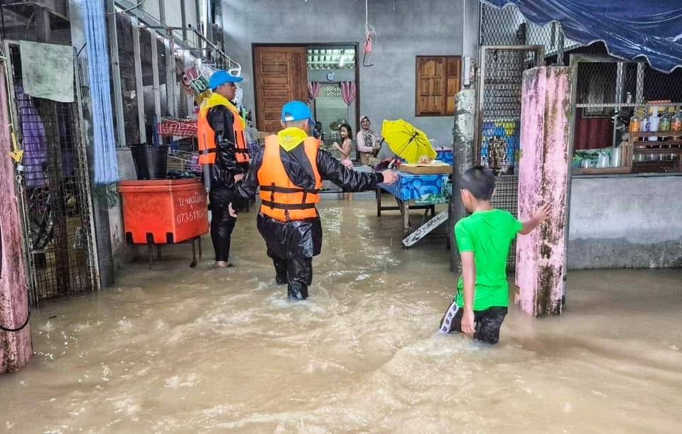 ศูนย์บรรเทาสาธารณภัยกองทัพภาคที่ 4 จับมือจิตอาสาทุกภาคส่วน เร่งช่วยประชาชนภาคใต้จากอุทกภัย 