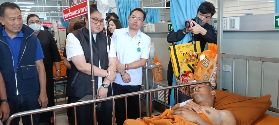 รมช.ดีอี รุดเยี่ยมพระบาดเจ็บ เหตุรถกระบะพุ่งชนคณะพระธุดงค์ เร่งติดตามการเยียวยา 