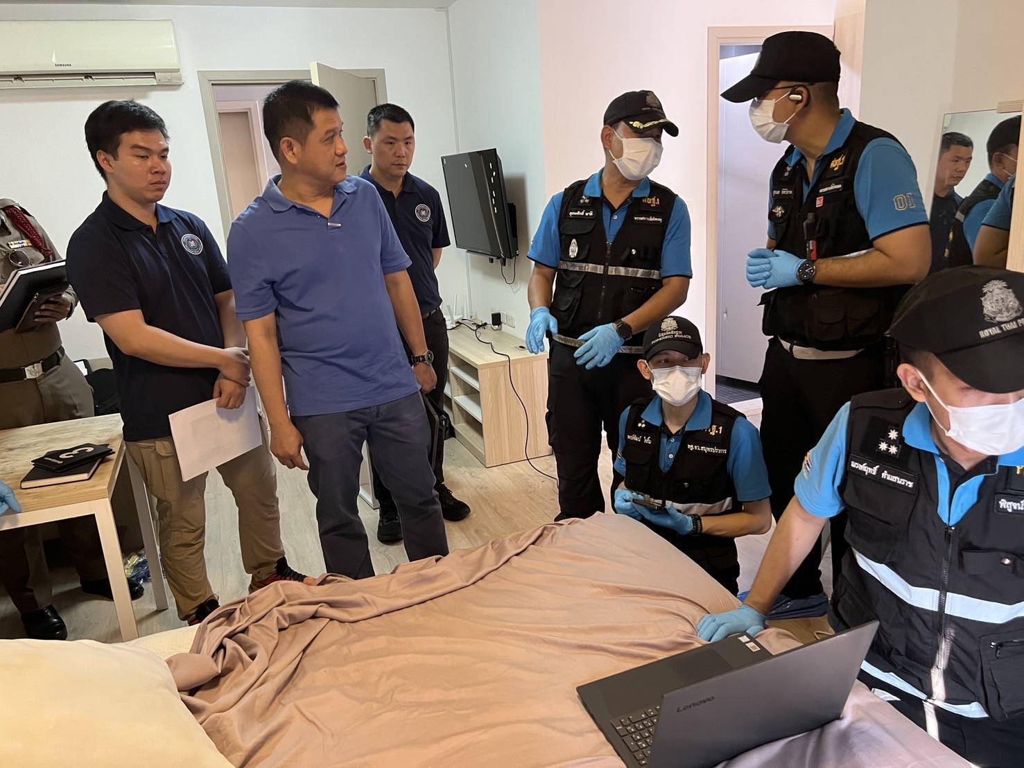 ตร.บุกคอนโดดังซอยสุขุมวิท 64 แกะรอยคนร้ายแอบอ้างข่มขู่เหยื่อหลอกโอนเงินสูญกว่า ครึ่งล้าน