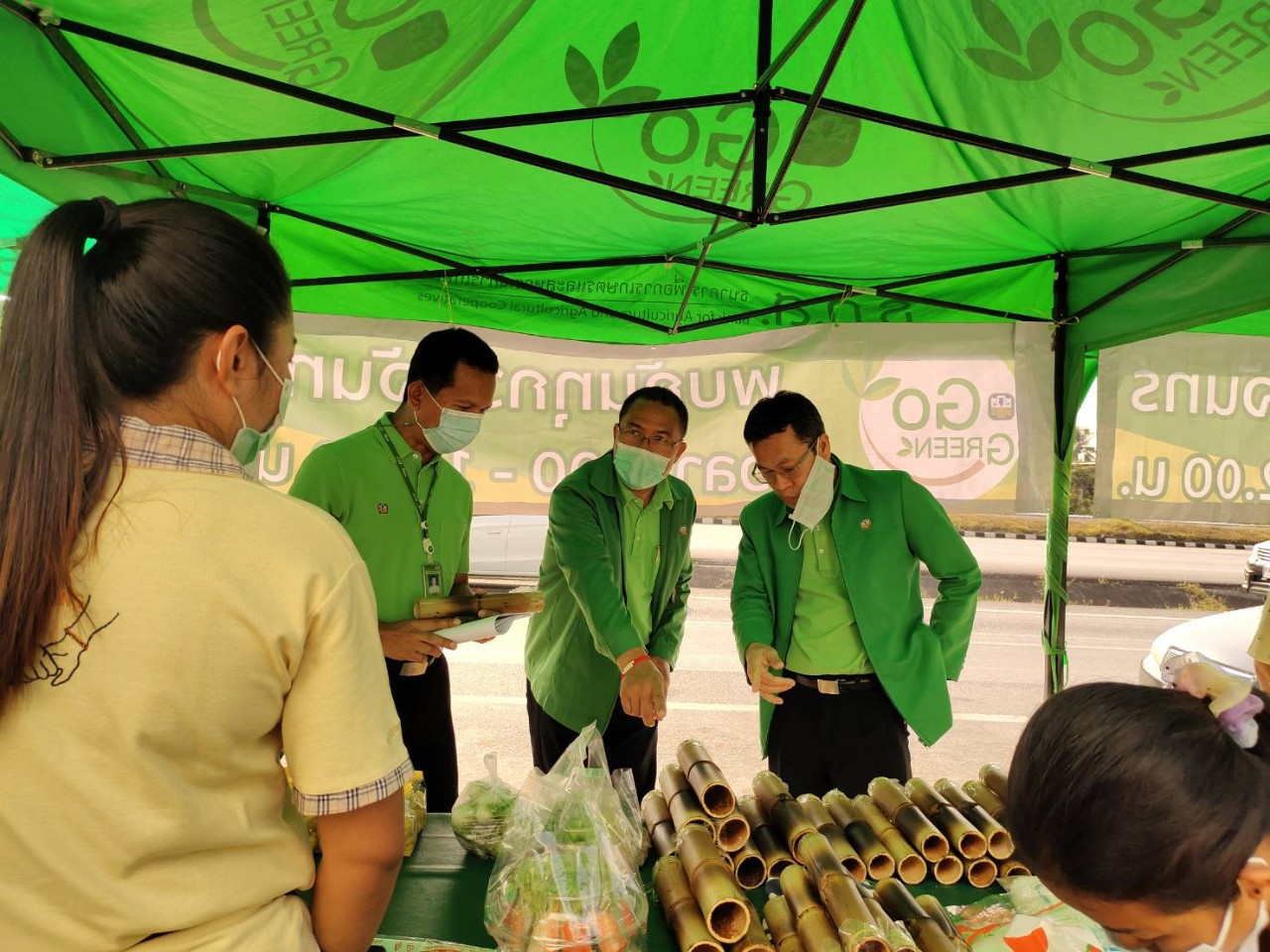 ตลาดเกษตรปลอดภัย ธ.ก.ส.Go Green" จากเกษตรกรลูกค้า โครงการครึ่งไร่คลายจน ชุมชนอุดมสุข ชุมชนต้นแบบเศรษฐกิจพอเพียง