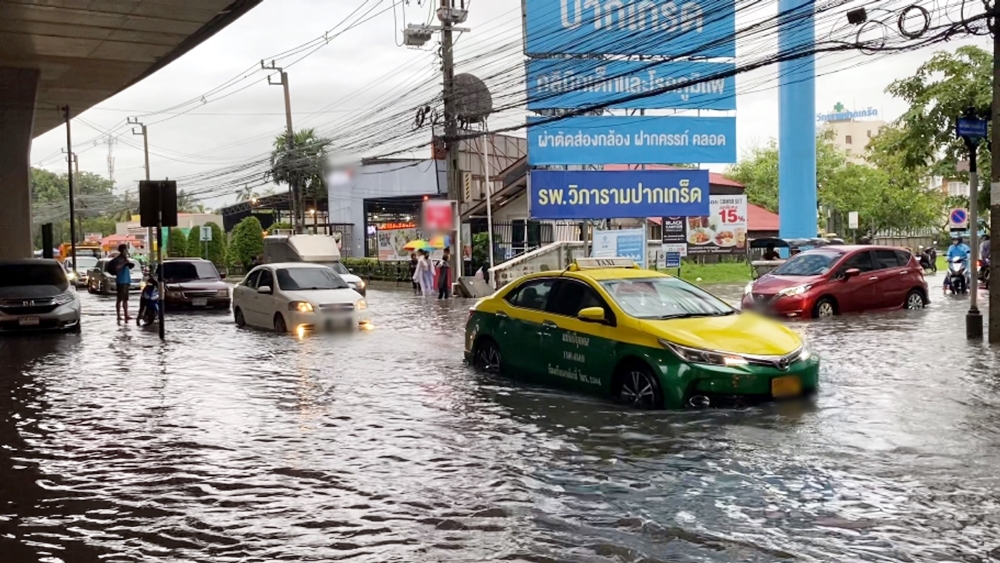 กลายเป็นทะเล!! ฝนกระหน่ำนานกว่า 3 ชม. เทศบาลนครปากเกร็ดเร่งสูบระบายน้ำ