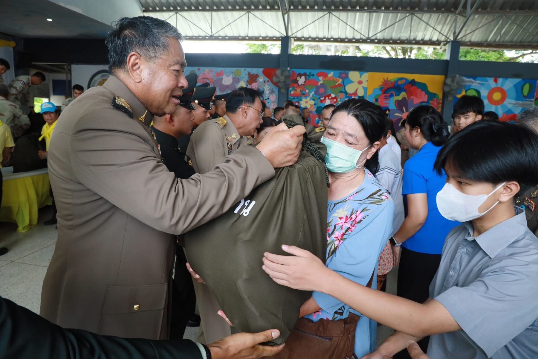 องคมนตรี เชิญสิ่งของพระราชทาน 1,000 ชุด มอบแก่ผู้ประสบอุทกภัย ที่ อ.พญาเม็งราย จ.เชียงราย