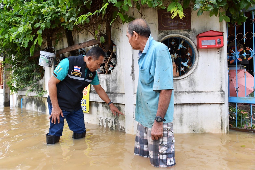 ศูนย์ฯส่วนหน้า ชป. ลุยสำรวจพื้นที่น้ำท่วมชุมชนเทศบาลเมืองปักธงชัย ระดมรถน้ำเข้าฟื้นฟู