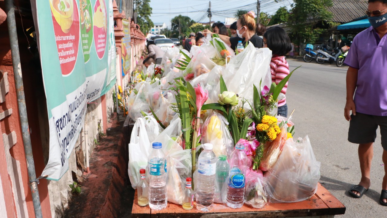 บรรยากาศพิธีส่งตายายนราธิวาสคึกคักประชาชนพร้อมใจทำบุญอุทิศส่วนกุศลให้บรรพบุรุษ