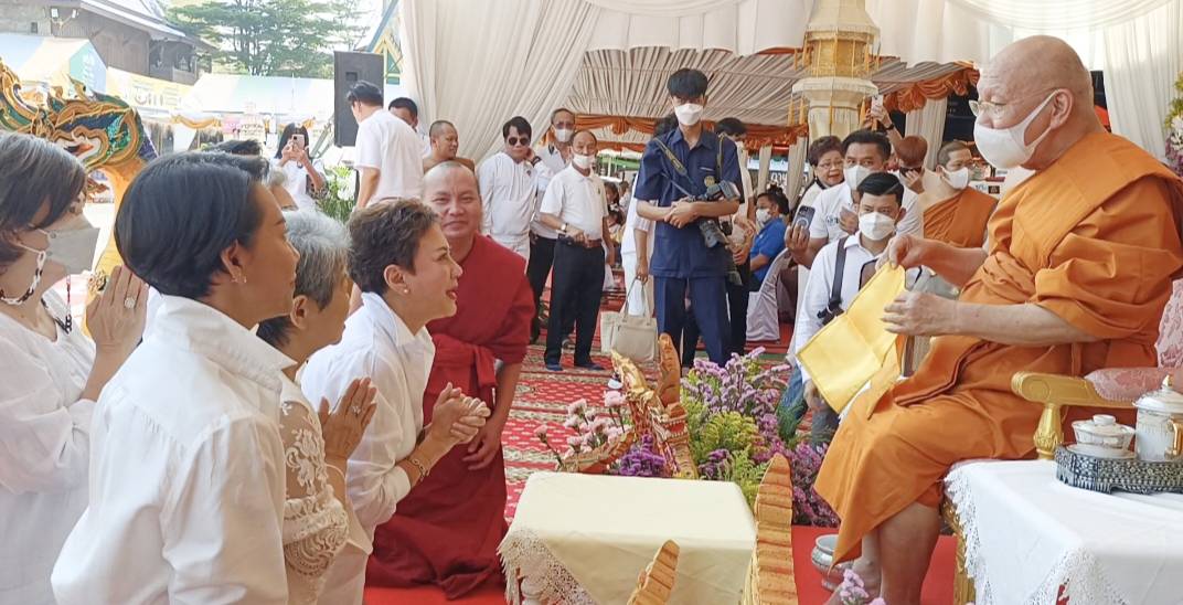 "นครนายก"ทำพิธีเททองหล่อพระพุทธเจ้า 30พระองค์ ด้านเซียนหวยไม่พลาดส่องเลขเด็ด