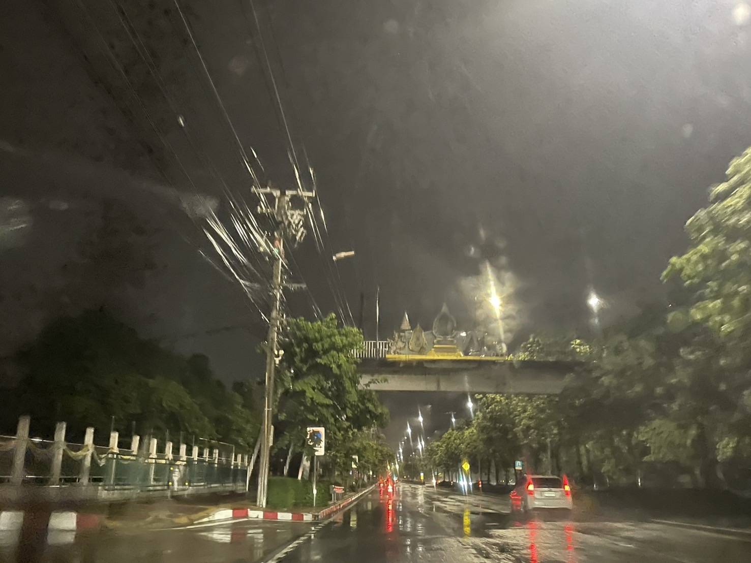 สำนักการโยธา ร่วมกับ การไฟฟ้านนทบุรี แก้ไขโคมไฟส่องสว่าง บนถนนสรงประภา