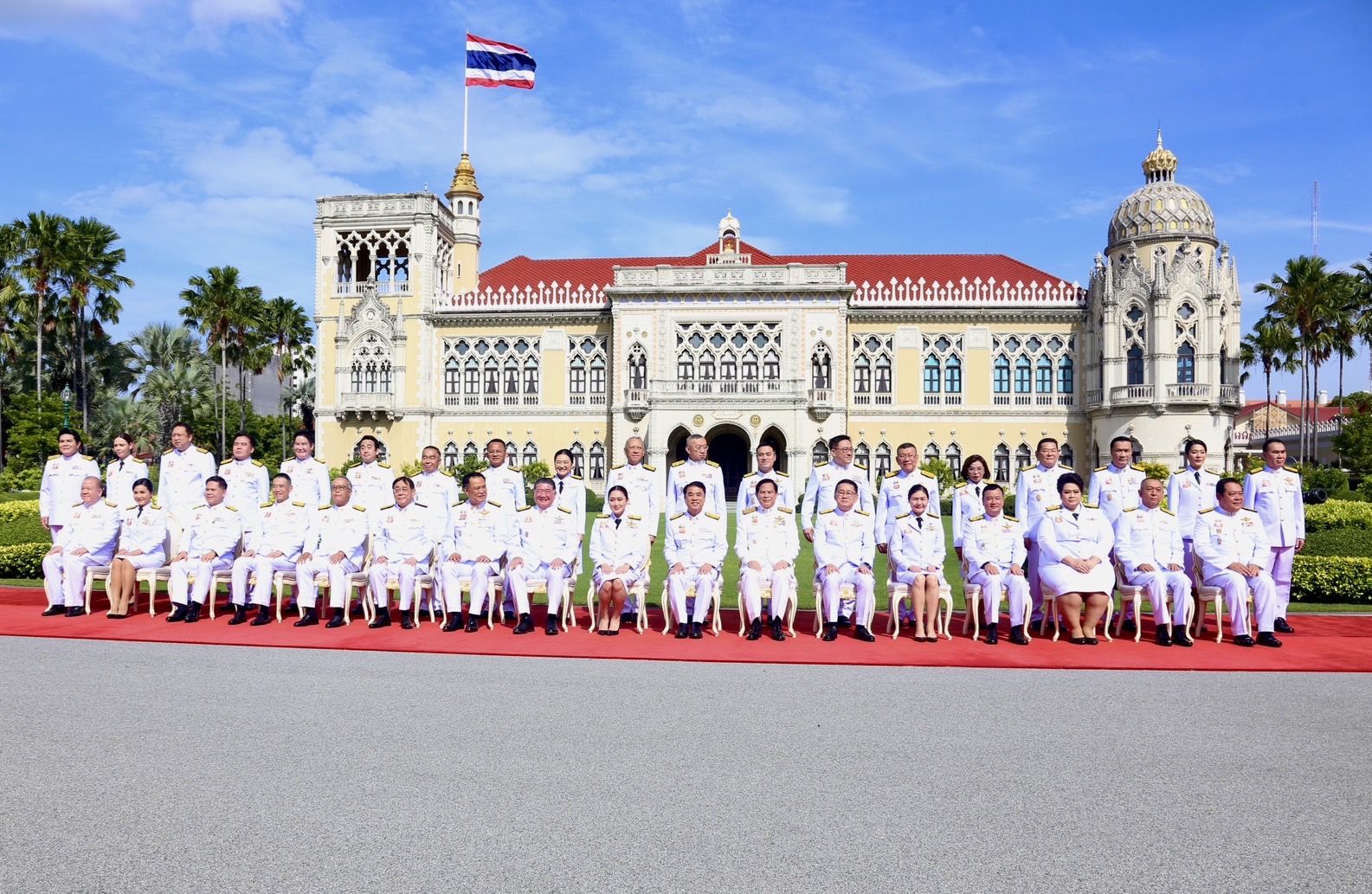“รัฐบาลแพทองธาร” ถ่ายรูปหมู่หน้าตึกไทยคู่ฟ้า แซวตัวเองน้องใหม่ ก่อนนำถกครม.นัดพิเศษ "สามี" มาให้กำลังใจ