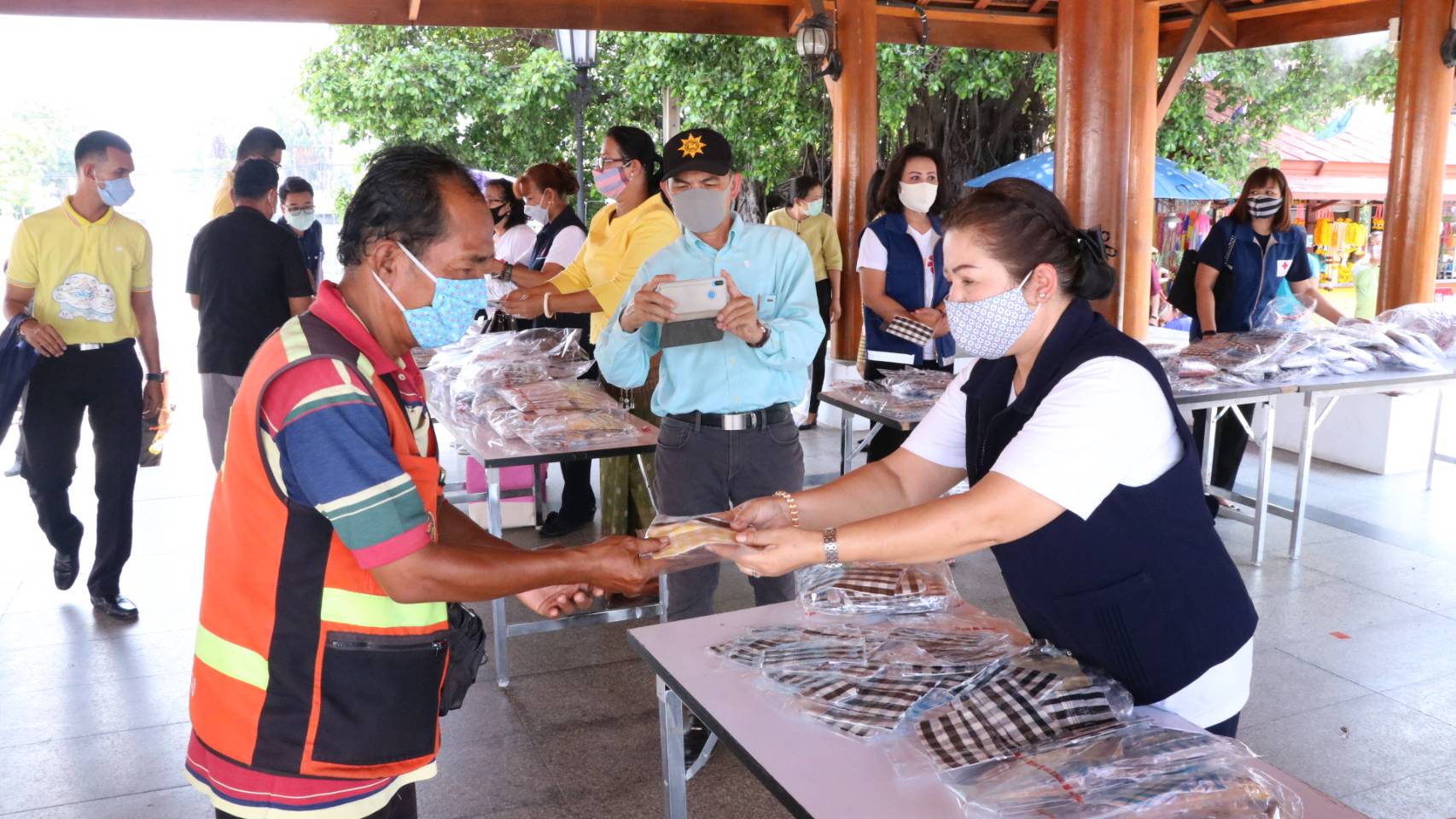 ชาวโคราชนับพันคนแห่รอรับแจกหน้ากากผ้าอนามัยฟรี