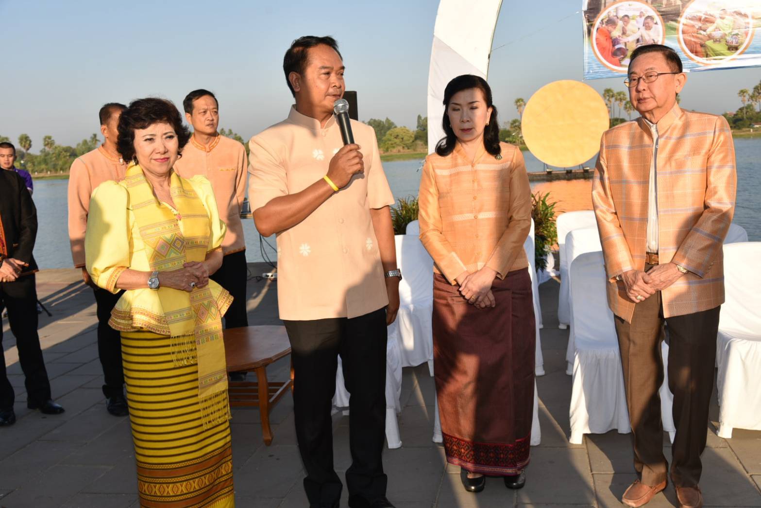 พ่อเมืองวัฒนานำชาวศรีสะเกษ"นุ่งผ้าไทยใส่บาตร  ทำความดี  วิถีพอเพียง"