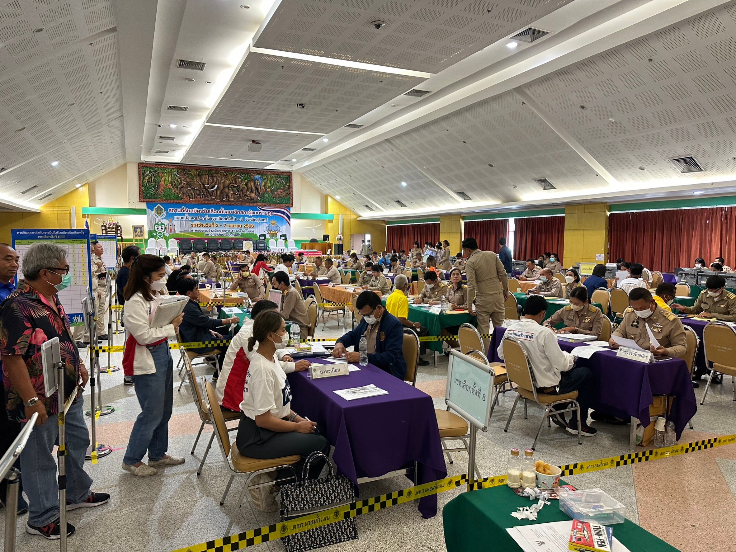 บรรยากาศการรับสมัคร ส.ส.เขตวันแรกที่จังหวัดสุรินทร์สุดคึกคัก 