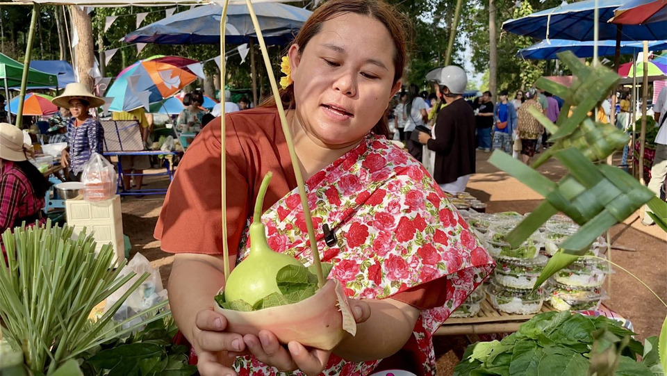 แม่ค้าขายผักตลาดใต้ต้นยาง นครนายก ไอเดียเก๋! ห่อผักด้วยกาบกล้วย งดถุงพลาสติก สร้างเสน่ห์ตลาดรักษ์โลก 