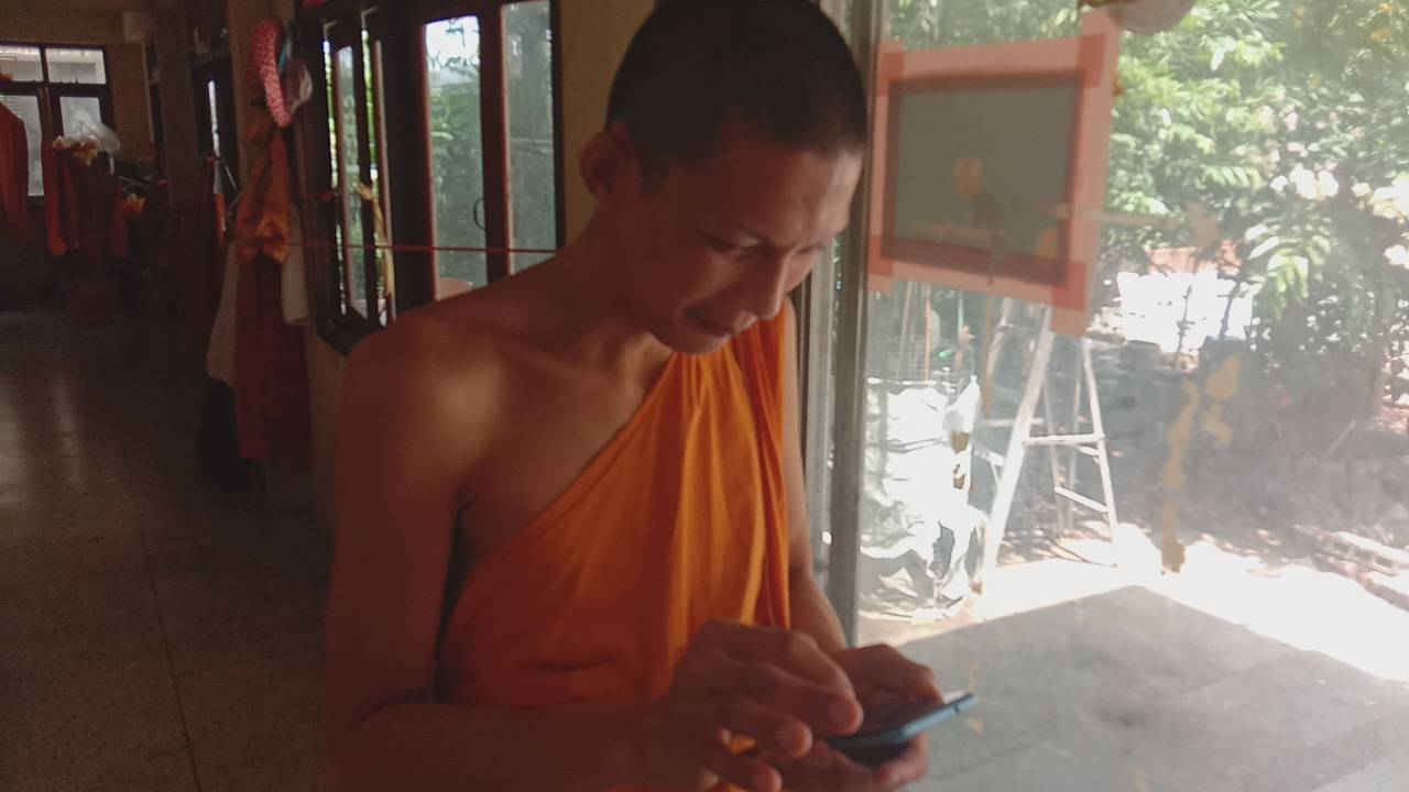 ไม่กลัวบาป! คนร้ายออกอุบายนัดดูโทรศัพท์มือถือพระหลังประกาศขาย  สุดท้ายเชิดหนีลอยนวล 
