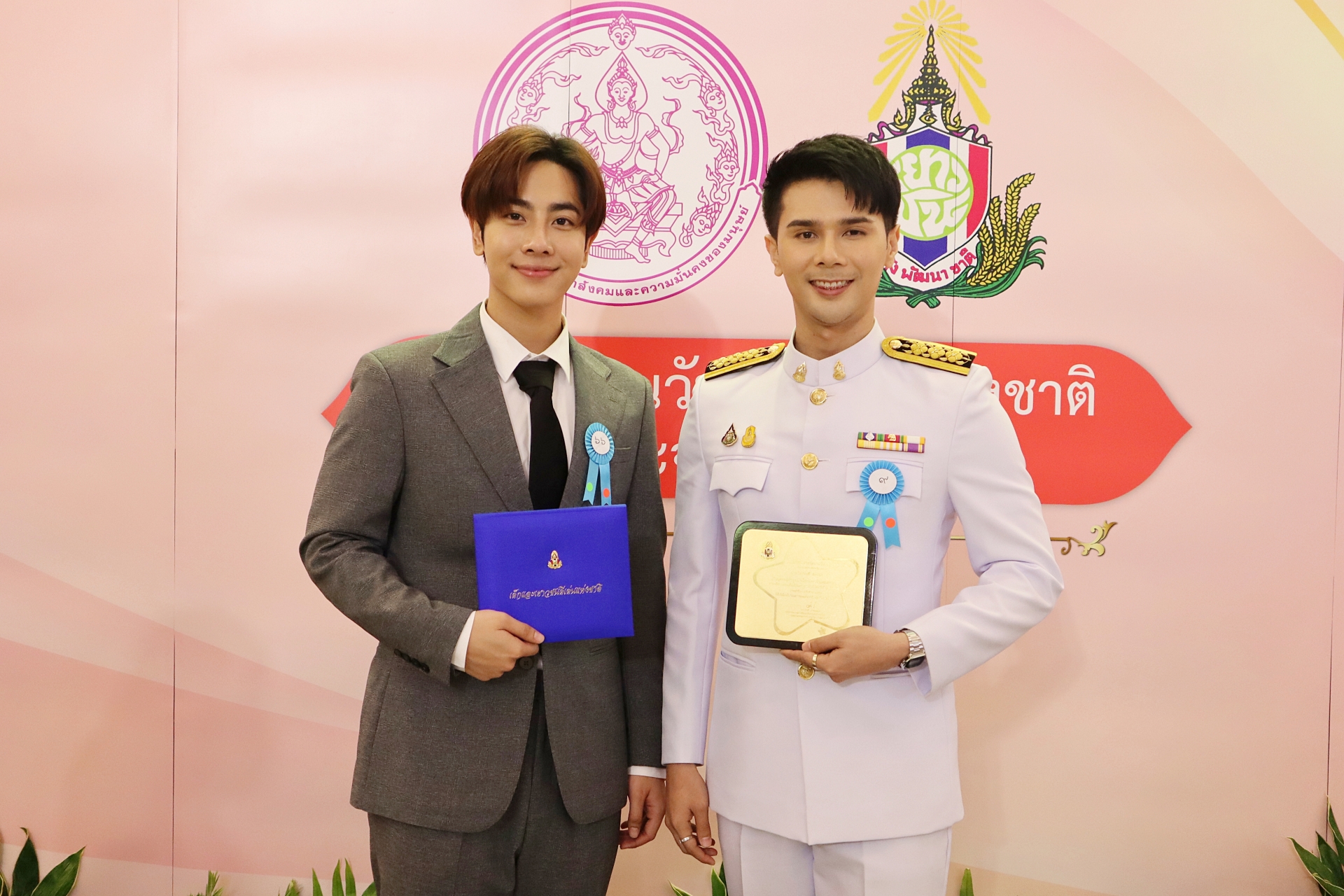 "มิกซ์ สหภาพ" - "อิสร์ อิสรพงศ์" เข้ารับพระราชทานรางวัลเกียรติยศ เนื่องในวันเยาวชนแห่งชาติ ปี 2565