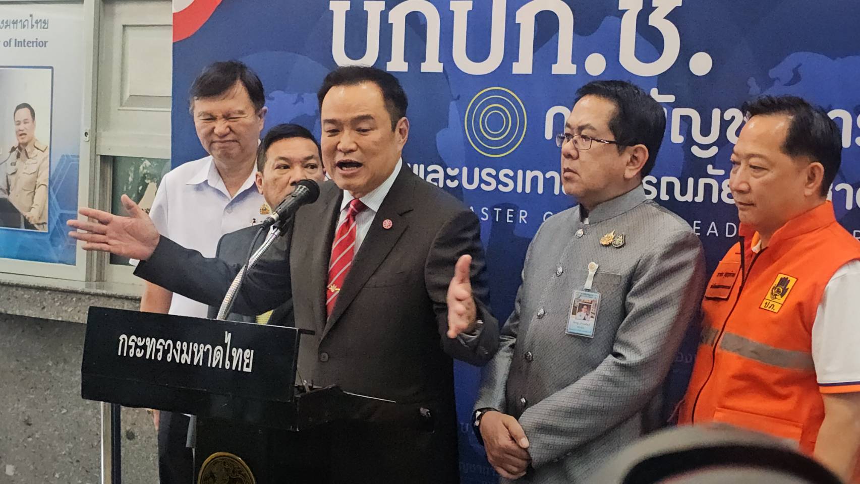 "อนุทิน"ลั่นบังคับใช้กฎหมายเข้ม แก้ฝุ่น PM2.5 ทั่วประเทศ ขีดเส้นใน 3 เดือนนี้ห้ามเผา คาดโทษ "ผู้ว่าฯ" ปล่อยปละเจอเด้งแน่