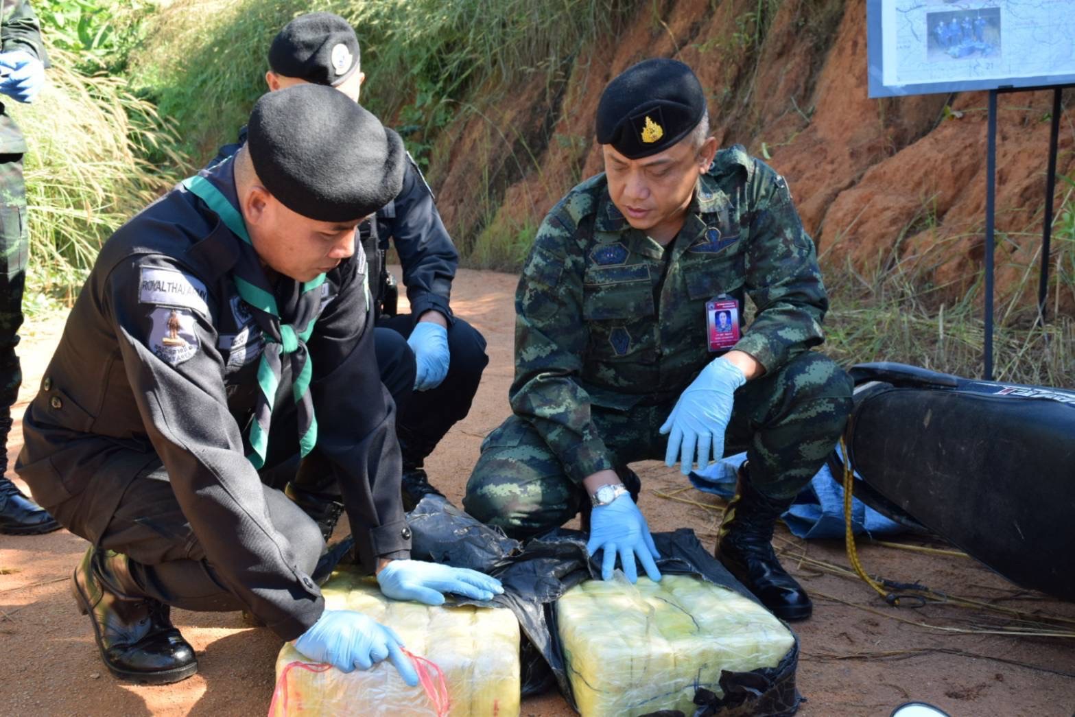 ทหารทัพเจ้าตาก กองกำลังผาเมือง สกัดขนยาบ้า 200,000 เม็ด จุดรอยต่อบนเขา อ.แม่จัน - อ.เมืองเชียงราย ผู้ต้องหาหนี 