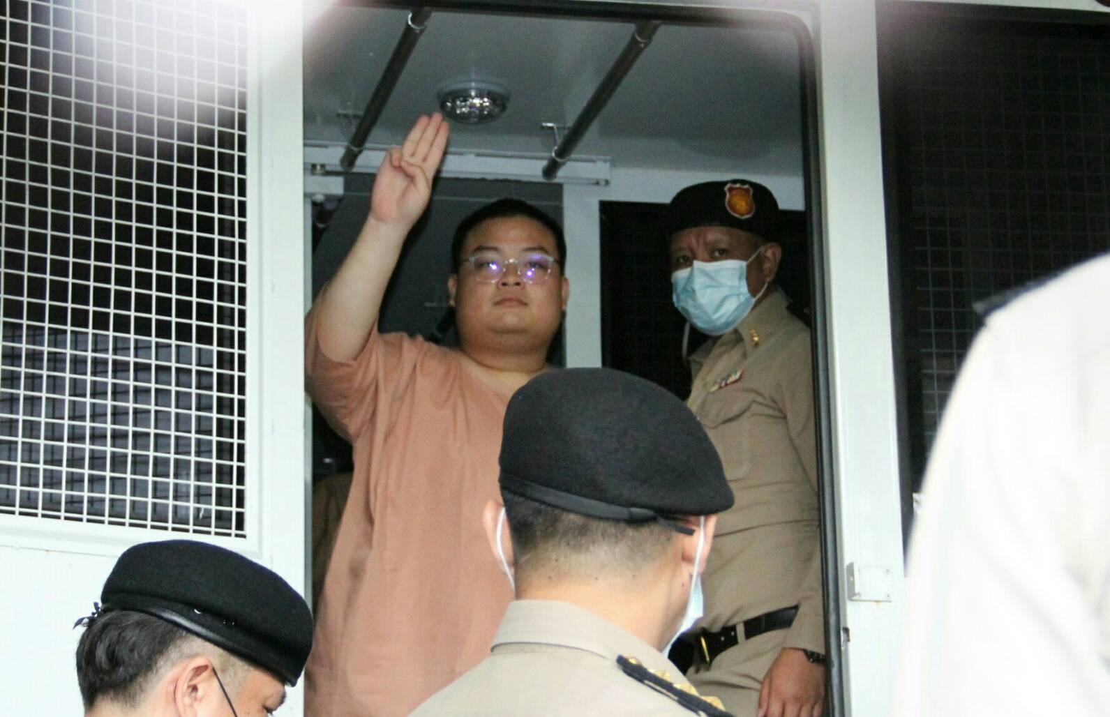 ศาลอาญากรุงเทพใต้ อนุญาตให้ประกันตัว 'เพนกวิน' แล้ว