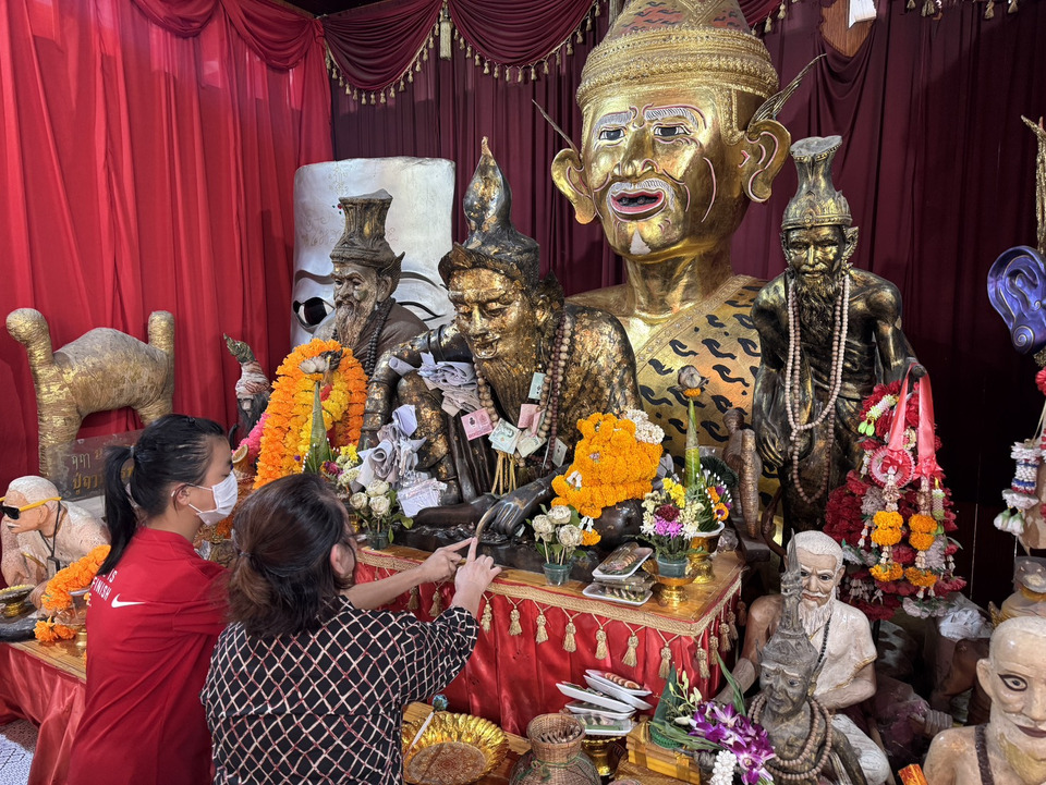 สายมูแน่นอาศรมฤาษีเณร แห่แก้บน-ส่องเลขอ่างน้ำมนต์ ลุ้นโชคงวดใหญ่