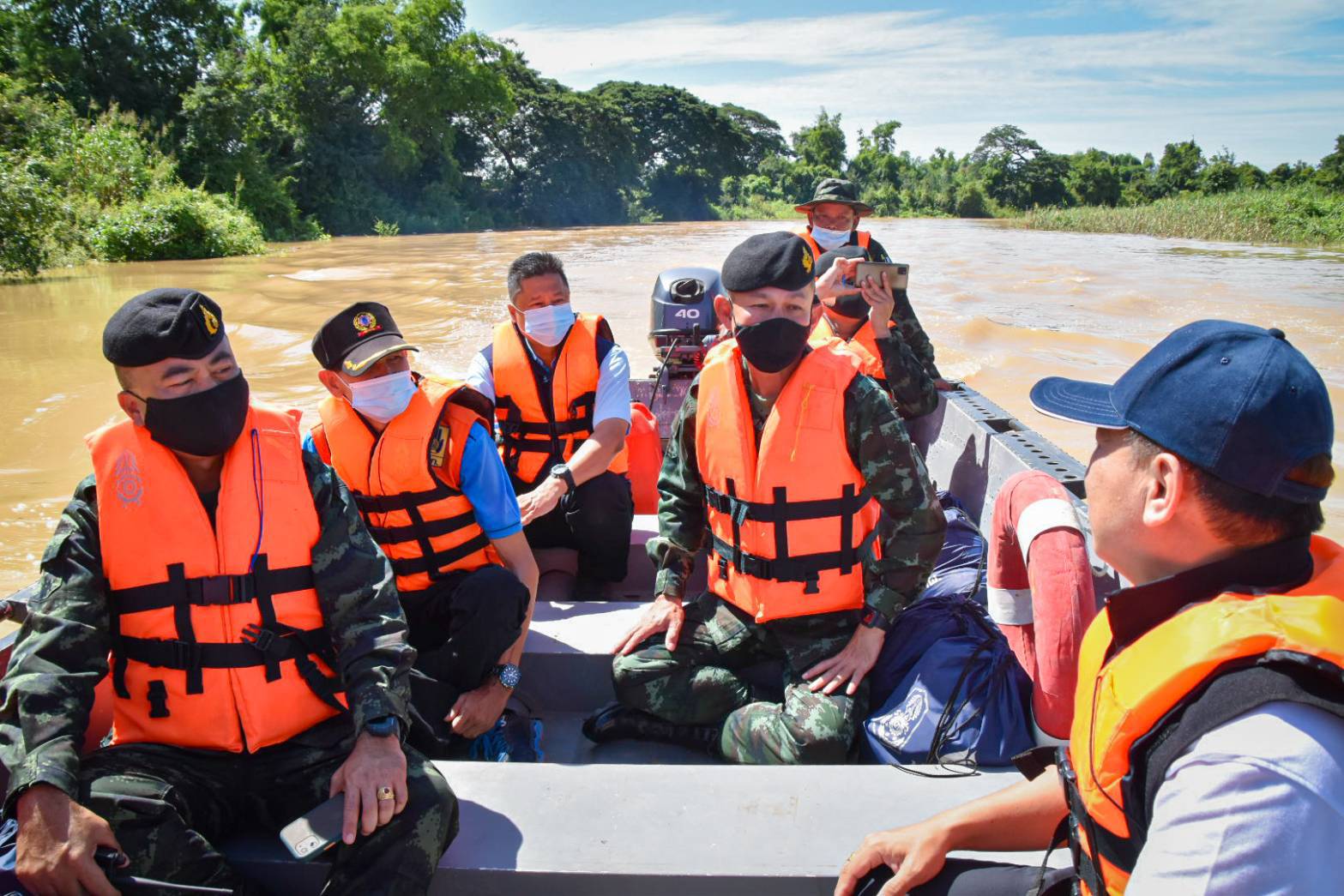 มทบ.39 ล่องเรือตรวจลำน้ำยมดูพื้นที่ที่มีความเสี่ยงต่อการเกิดน้ำเอ่อล้นตลิ่ง รับมวลน้ำจากสุโขทัย เตรียมผันเข้าทุ่งบางระกำโมเดล