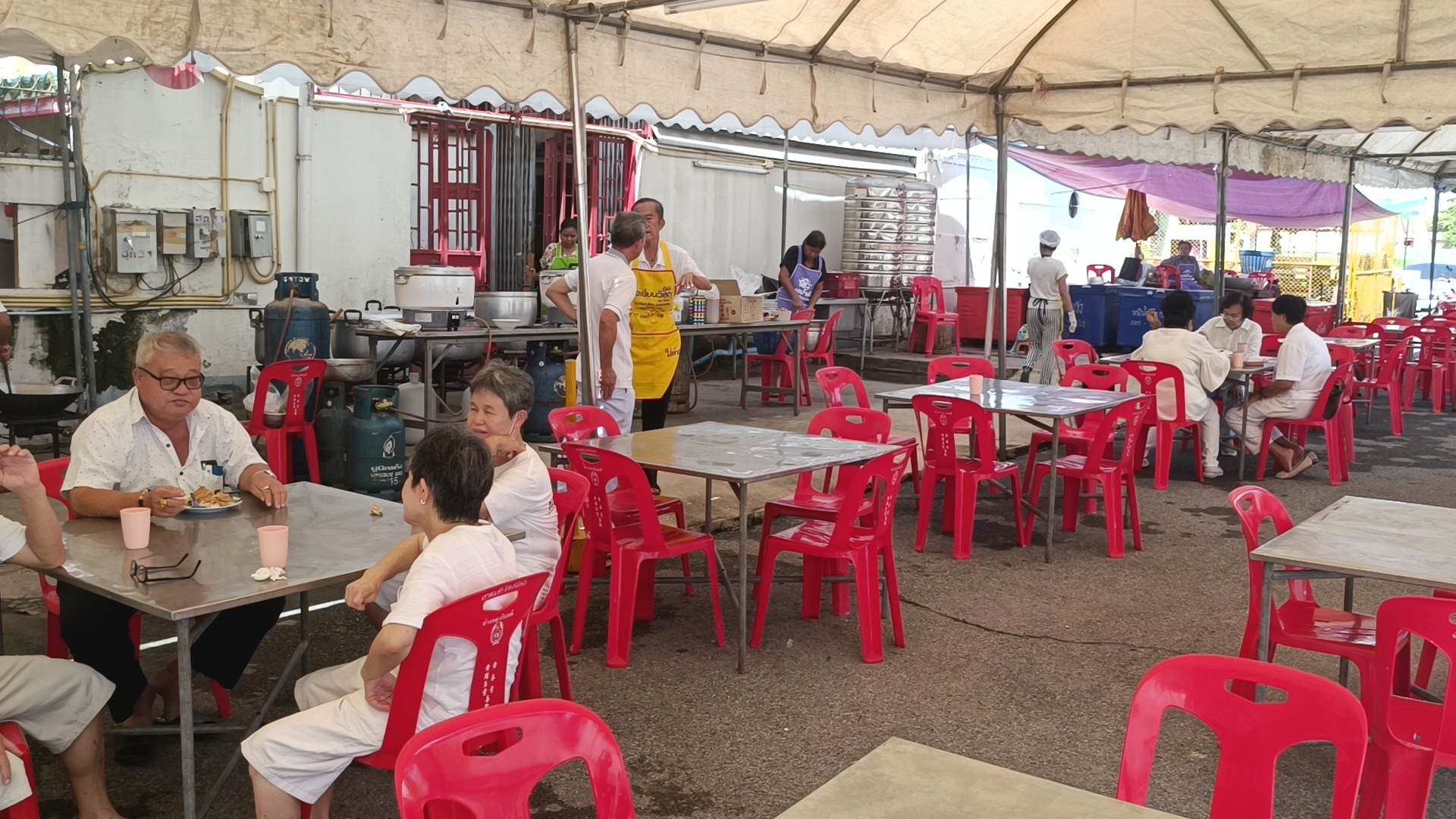 เทศกาลถือศีล กินเจโคราช วันแรกโรงทานศาลเจ้าคึกคัก ร้านอาหารเจขายดี ไม่ขึ้นราคา