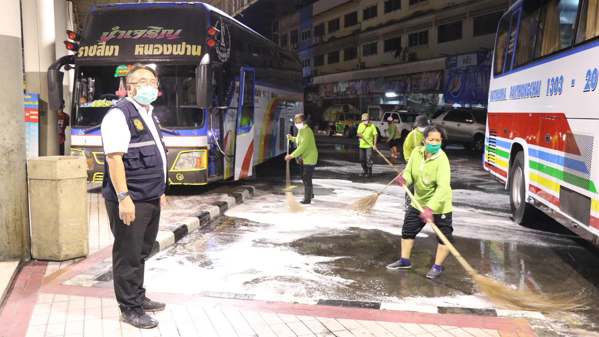 บิ๊กคลีนนิ่งสถานีขนส่งผู้โดยสารโคราช ป้องกันโควิด-19 แพร่เชื้อ