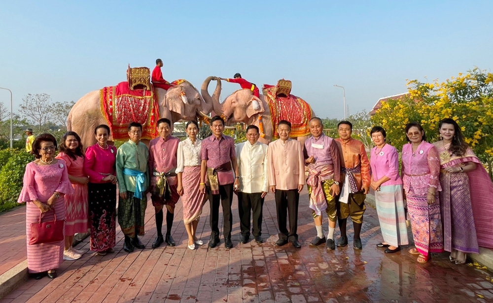อำเภอวังน้อย จัดพิธีจดทะเบียนสมรสนอกสถานที่ “ทำบุญร่วมชาติ ตักบาตรร่วมขัน ปลูกต้นไม้ร่วมกัน สร้างกุศลร่วมกัน มหัศจรรย์วันวาเลนไทน์"