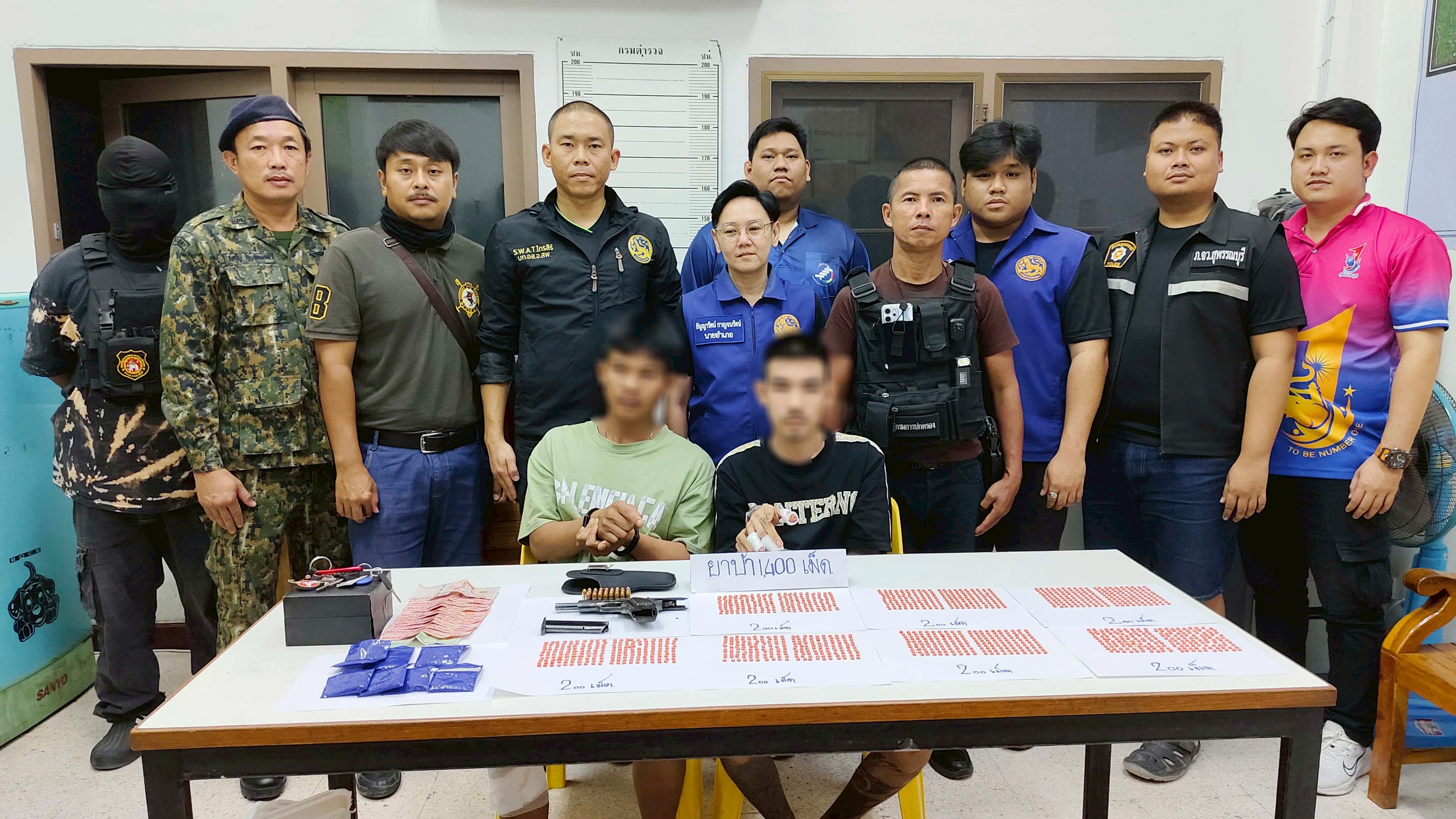 จับ "พีมปากคลอง" เอเย่นต์ยานรก ซิ่งหนีตำรวจชนกระบะ เจอยาบ้า 1,400 เม็ด-ปืน 9 มม. ซุกบ้าน
