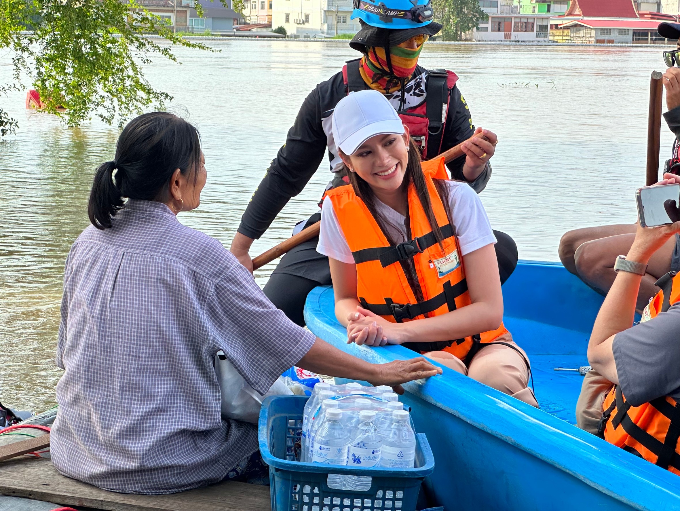 ให้กำลังใจ! “แอนนาเสือ-แม่ปุ้ย” นำทีมนางงาม TPNG ลงเรือ แจกถุงยังชีพช่วยผู้ประสบภัยน้ำท่วม