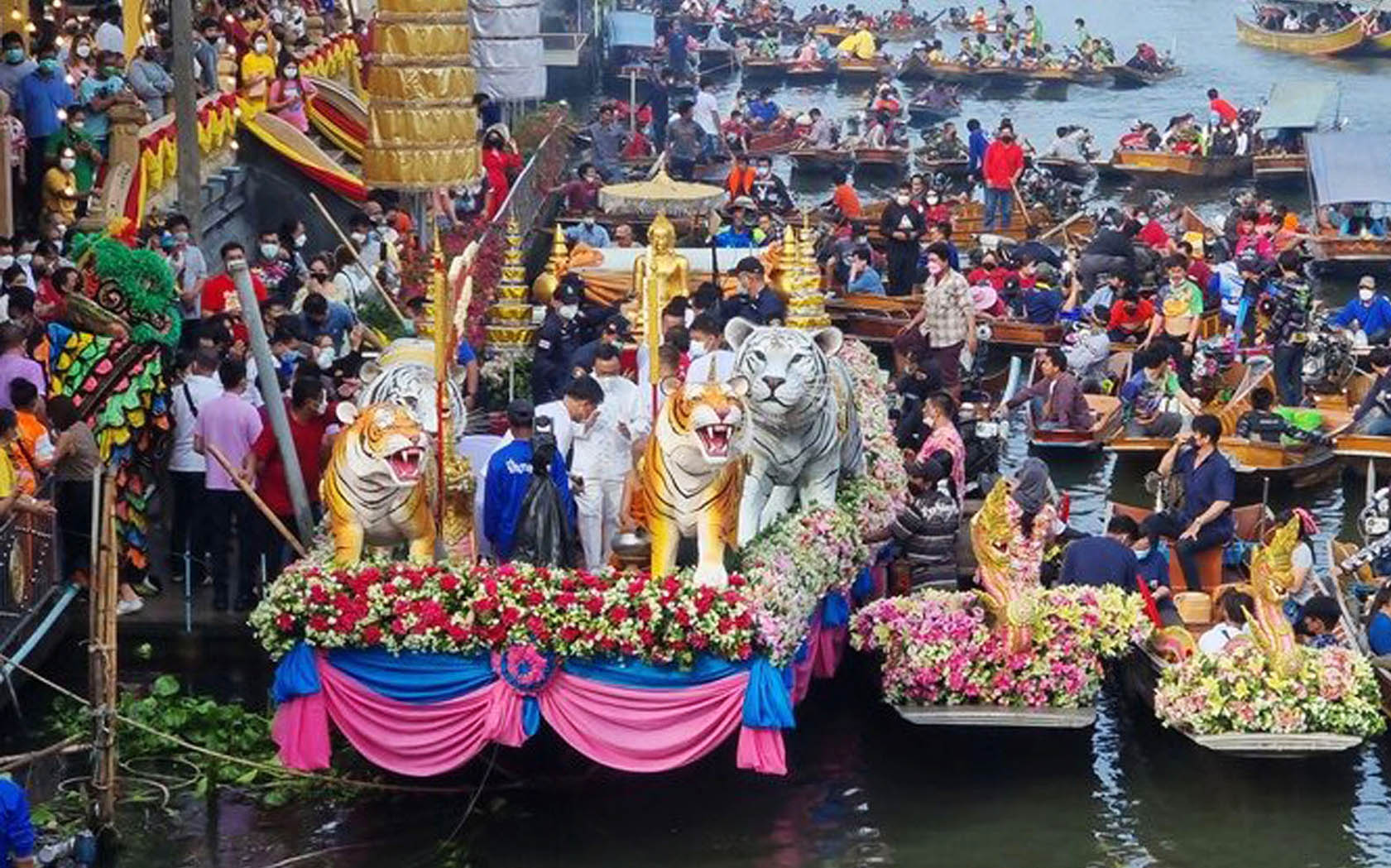 ขบวนเรือกว่า 500 ลำ ร่วมอัญเชิญ 'หลวงพ่อโต' วัดหลักสี่  แห่ล่องคลองดำเนินสะดวก