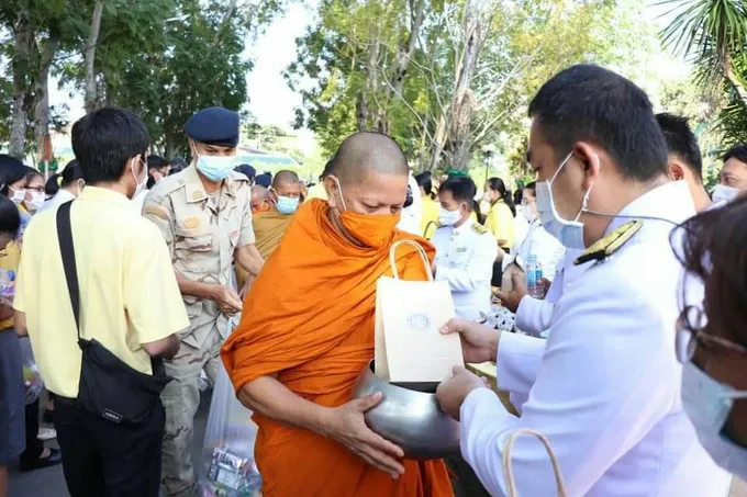 ผอ.ศูนย์ป่าไม้อุตรดิตถ์  ร่วมทำบุญตักบาตรถวายเป็นพระราชกุศลในหลวงร.9