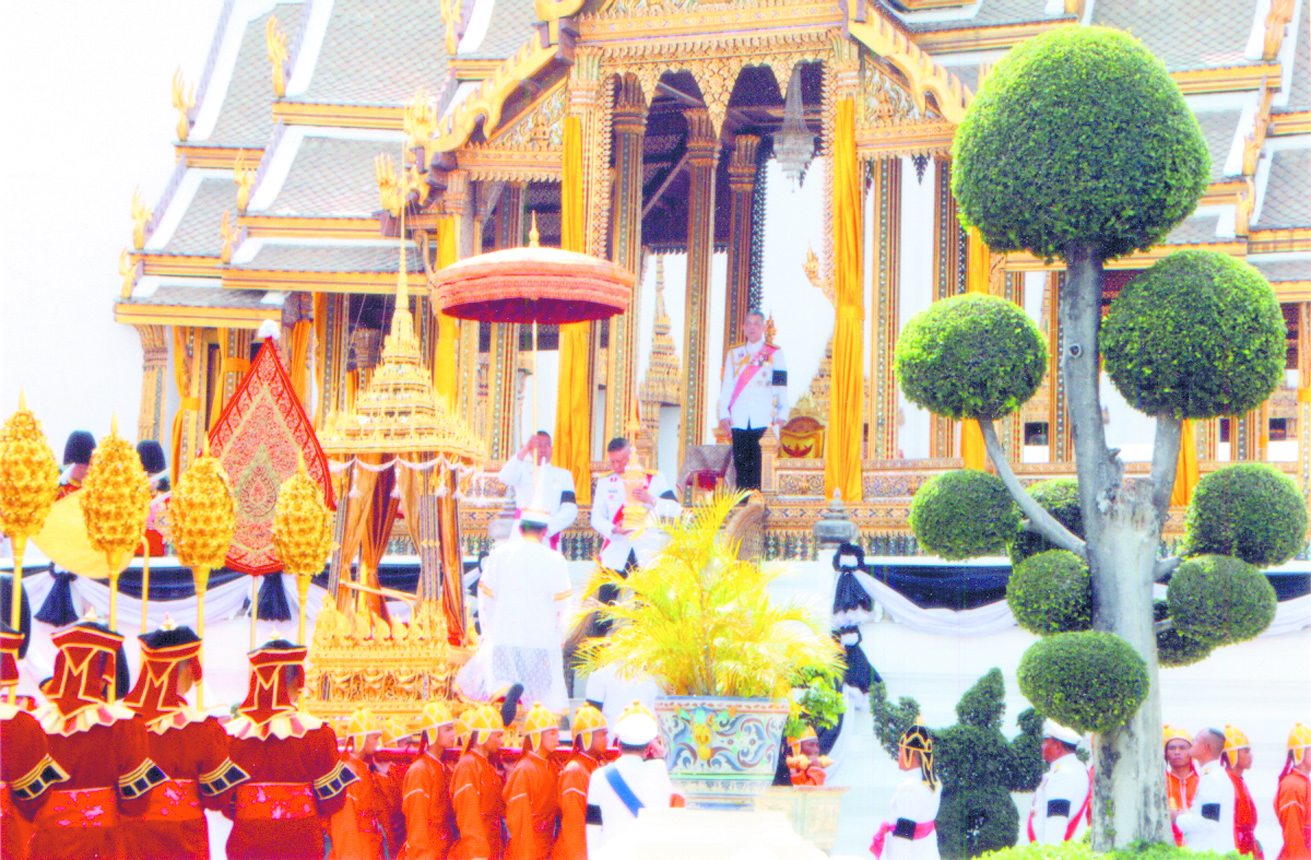  สมเด็จพระเจ้าอยู่หัว เสด็จฯ อัญเชิญพระโกศพระบรมอัฐิ ขึ้นประดิษฐานในพระวิมาน	