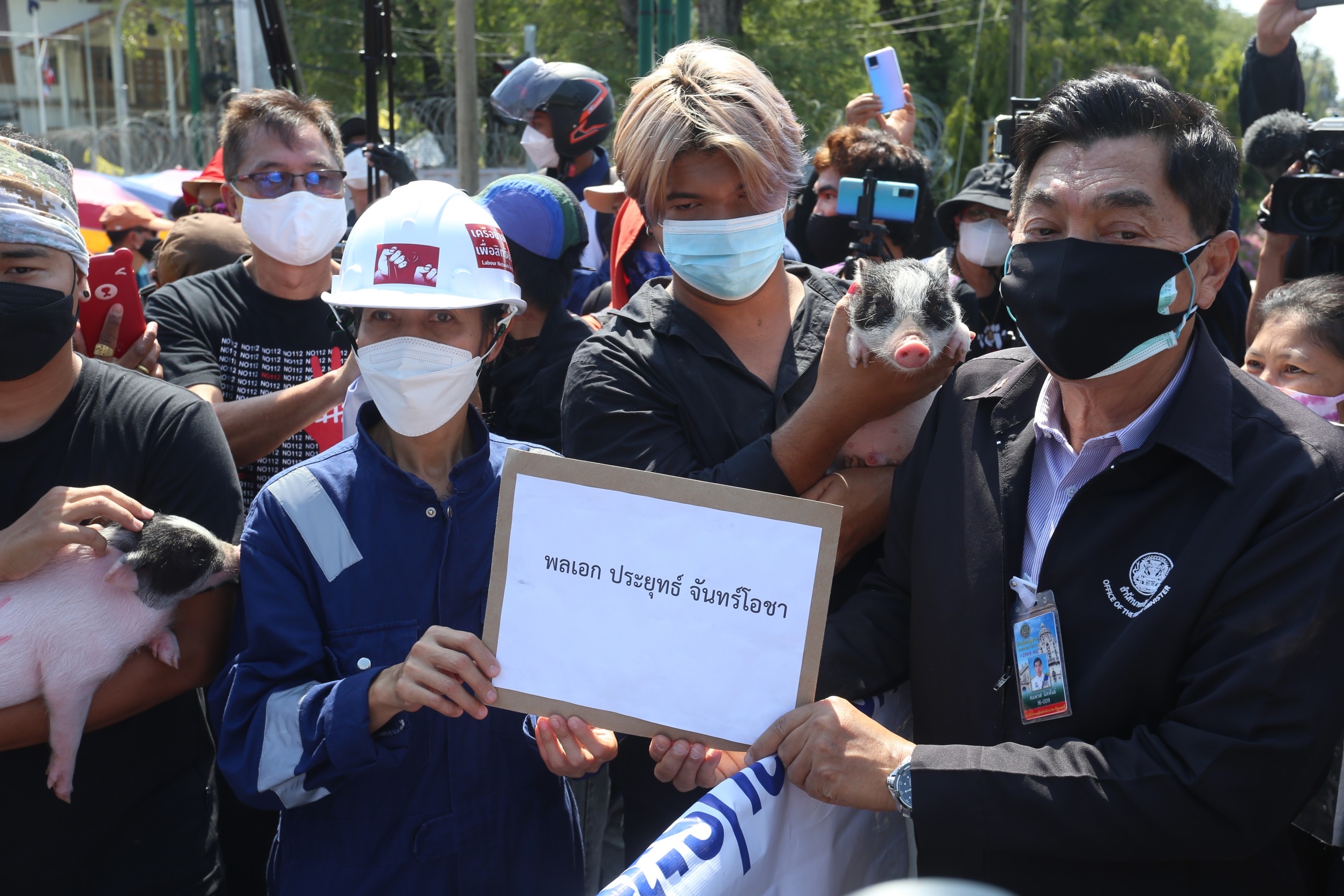 “สมยศ” นำม็อบบุกทำเนียบ ยื่นหนังสือ “บิ๊กตู่” ตรวจสอบโรคระบาดหมู- ขึ้นค่าแรง 