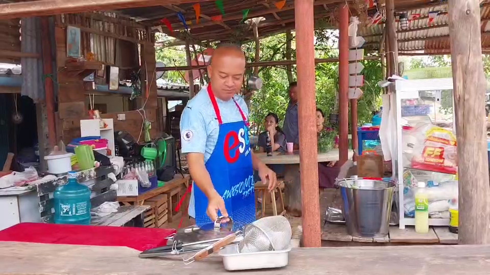 สุรินทร์ ตำรวจน้ำดี สู้ชีวิต เสร็จจากงานหลักมาขายก๋วยเตี๋ยวและอาหารหน้าโรงพัก หารายได้เข้าครอบครัว