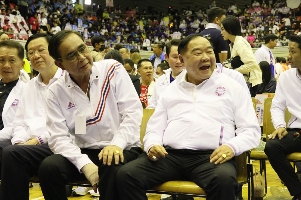 "บิ๊กตู่" แจงไม่ลงปาร์ตี้ลิสต์ หวังส่งไม้ต่อให้ "พีระพันธ์ุ" นั่ง "นายกฯ" ปัดมอง "บิ๊กป้อม" เป็นคู่แข่ง