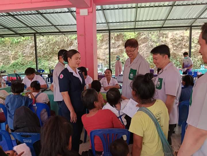 ปลัดจังหวัดตากและ นายกกิ่งกาชาดอำเภอท่าสองยางลงตรวจเยี่ยมหน่วยแพทย์เคลื่อนที่ พอ.สว. บ้านแม่ตื่น อ.ท่าสองยาง   