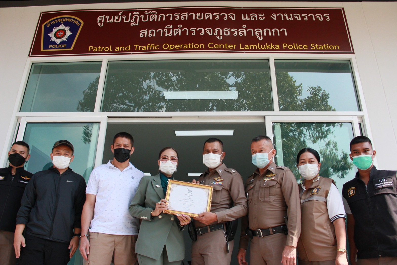 "ผอ.ฟ้า สนับสนุนงบประมาณห้องปฎิบัติการสายตรวจ สภ.ลำลูกกา พร้อมมอบพระสมเด็จเพื่อสร้างขวัญกำลังใจ