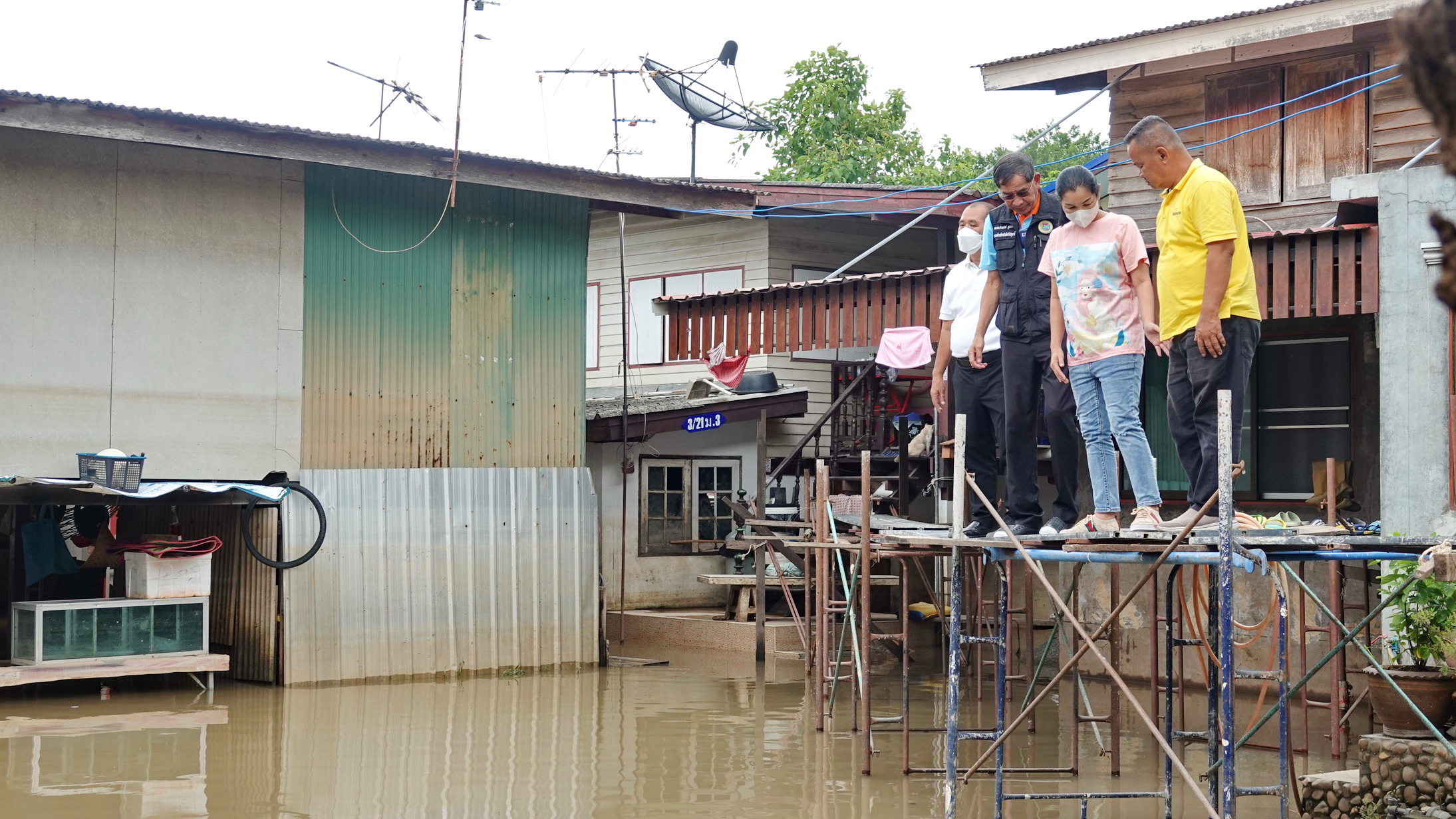 ปทุมท่วมแล้ว!! ฝนตกน้ำทะเลหนุนเร่งเสริมแนวกั้นน้ำป้องกันบ้านเรือนริมแม่น้ำเจ้าพระยา