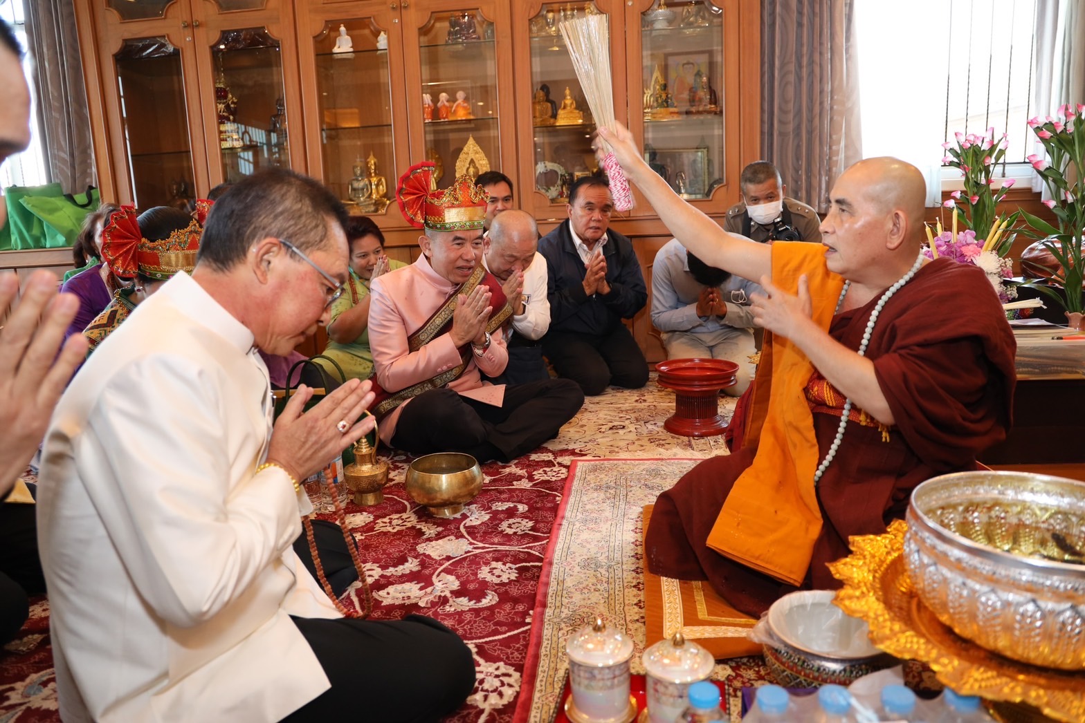 ชาวเชียงรายแห่กราบครูบาบุญชุ่ม ข้ามมาฝั่งไทย