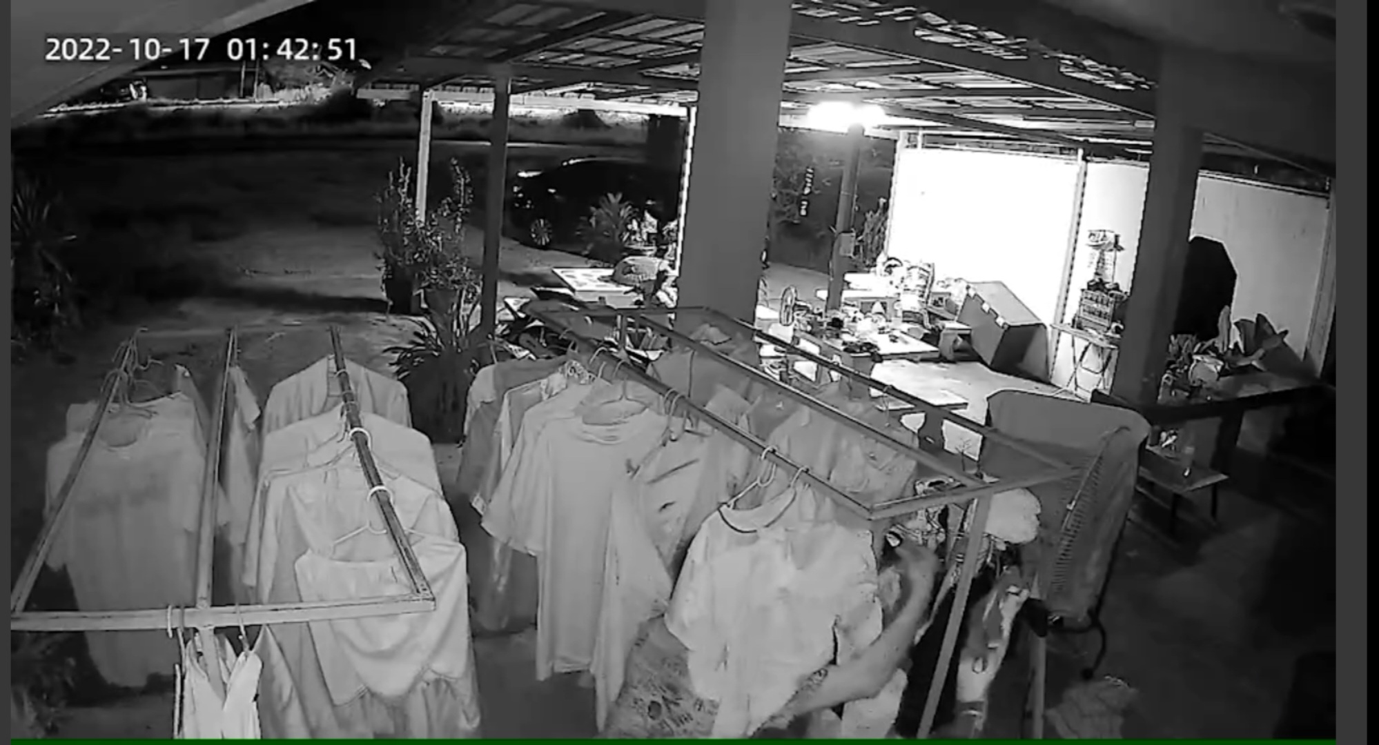 กล้องวงจรปิดจับภาพ โรคจิตขโมย กกน.สาว ก่อเหตุซ้ำซาก ผู้เสียหายหวั่นลุกลามเป็นคดีใหญ่ โร่แจ้งความตามตัวเอาผิด